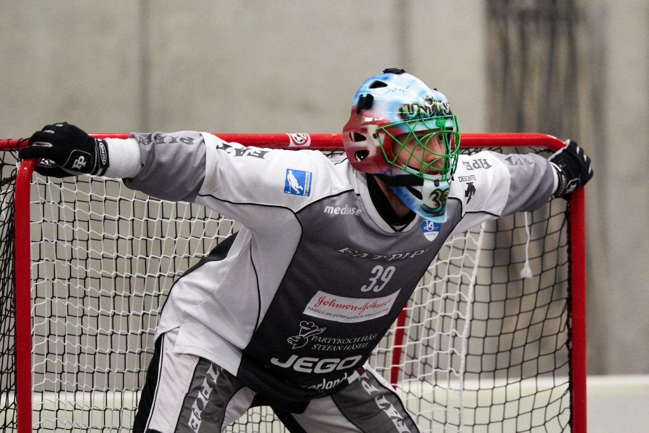 Zug United Herren NLB Aufstiegsspiele NLB/NLA   
UHC Grünenmatt Sumiswald - Zug United Resultat 3 : 5 
am 2. April 2017 im Forum Sumiswald 
Bild: Michael Peter 
Zug United gewinnt die Aufstiegsspiele mit vier Siegen und steigt in die NLA auf.