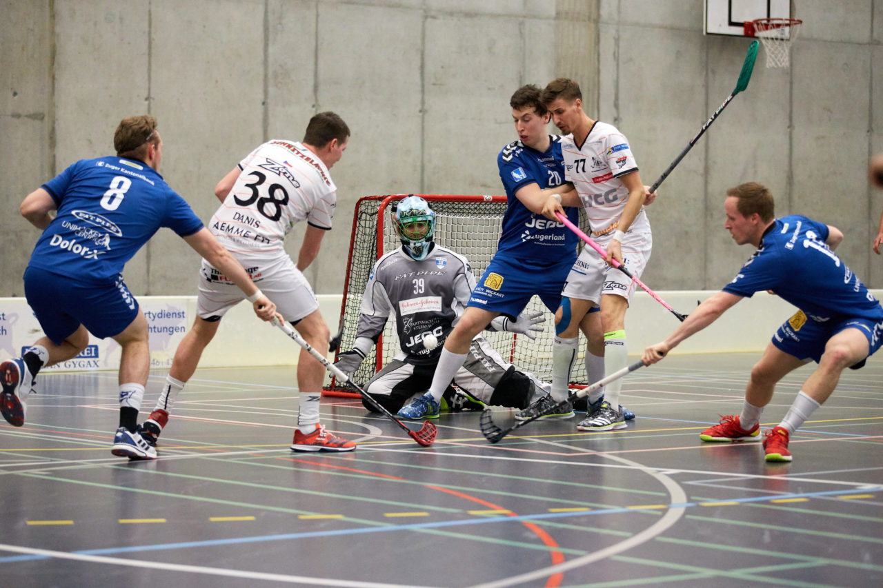 Zug United Herren NLB Aufstiegsspiele NLB/NLA   
UHC Grünenmatt Sumiswald - Zug United Resultat 3 : 5 
am 2. April 2017 im Forum Sumiswald 
Bild: Michael Peter 
Zug United gewinnt die Aufstiegsspiele mit vier Siegen und steigt in die NLA auf.