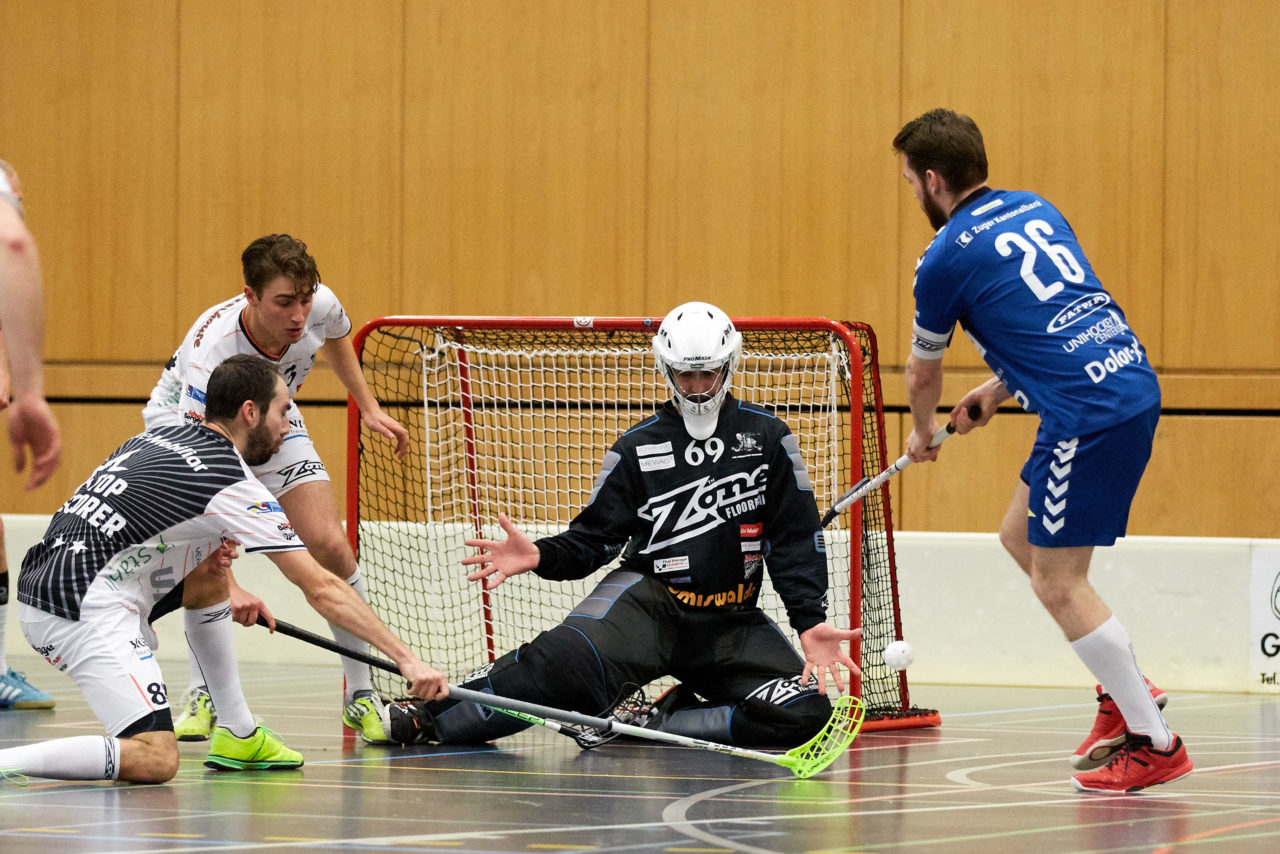 Zug United Herren NLB Aufstiegsspiele NLB/NLA   
UHC Grünenmatt Sumiswald - Zug United Resultat 3 : 5 
am 2. April 2017 im Forum Sumiswald 
Bild: Michael Peter 
Zug United gewinnt die Aufstiegsspiele mit vier Siegen und steigt in die NLA auf.
