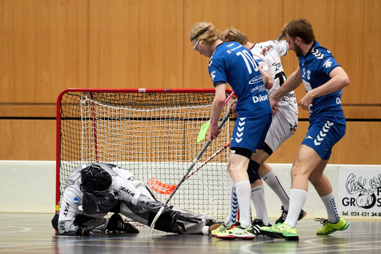 Zug United Herren NLB Aufstiegsspiele NLB/NLA   
UHC Grünenmatt Sumiswald - Zug United Resultat 3 : 5 
am 2. April 2017 im Forum Sumiswald 
Bild: Michael Peter 
Zug United gewinnt die Aufstiegsspiele mit vier Siegen und steigt in die NLA auf.