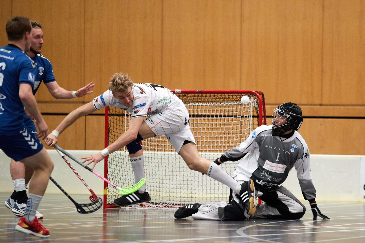 Zug United Herren NLB Aufstiegsspiele NLB/NLA   
UHC Grünenmatt Sumiswald - Zug United Resultat 3 : 5 
am 2. April 2017 im Forum Sumiswald 
Bild: Michael Peter 
Zug United gewinnt die Aufstiegsspiele mit vier Siegen und steigt in die NLA auf.