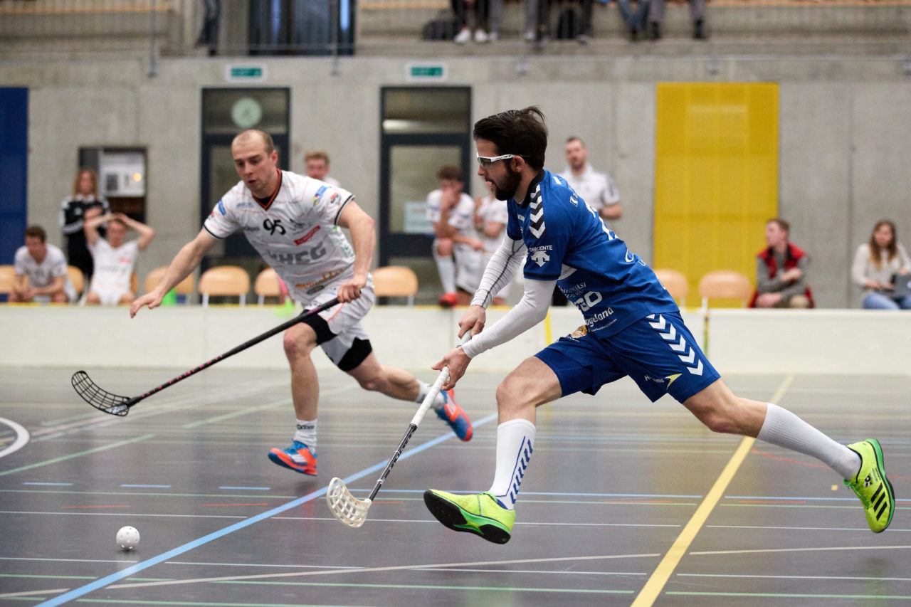 Zug United Herren NLB Aufstiegsspiele NLB/NLA   
UHC Grünenmatt Sumiswald - Zug United Resultat 3 : 5 
am 2. April 2017 im Forum Sumiswald 
Bild: Michael Peter 
Zug United gewinnt die Aufstiegsspiele mit vier Siegen und steigt in die NLA auf.