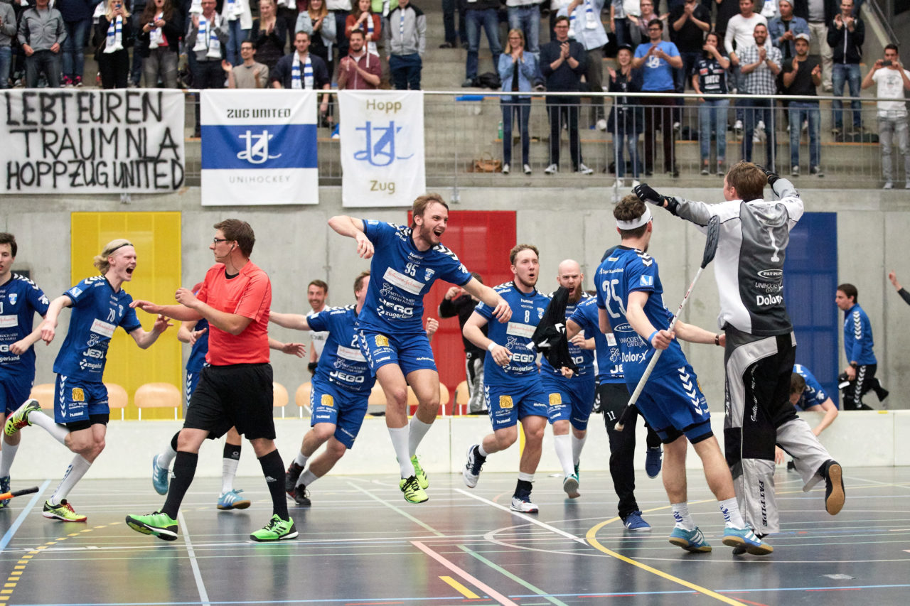 Zug United Herren NLB Aufstiegsspiele NLB/NLA   
UHC Grünenmatt Sumiswald - Zug United Resultat 3 : 5 
am 2. April 2017 im Forum Sumiswald 
Bild: Michael Peter 
Zug United gewinnt die Aufstiegsspiele mit vier Siegen und steigt in die NLA auf.