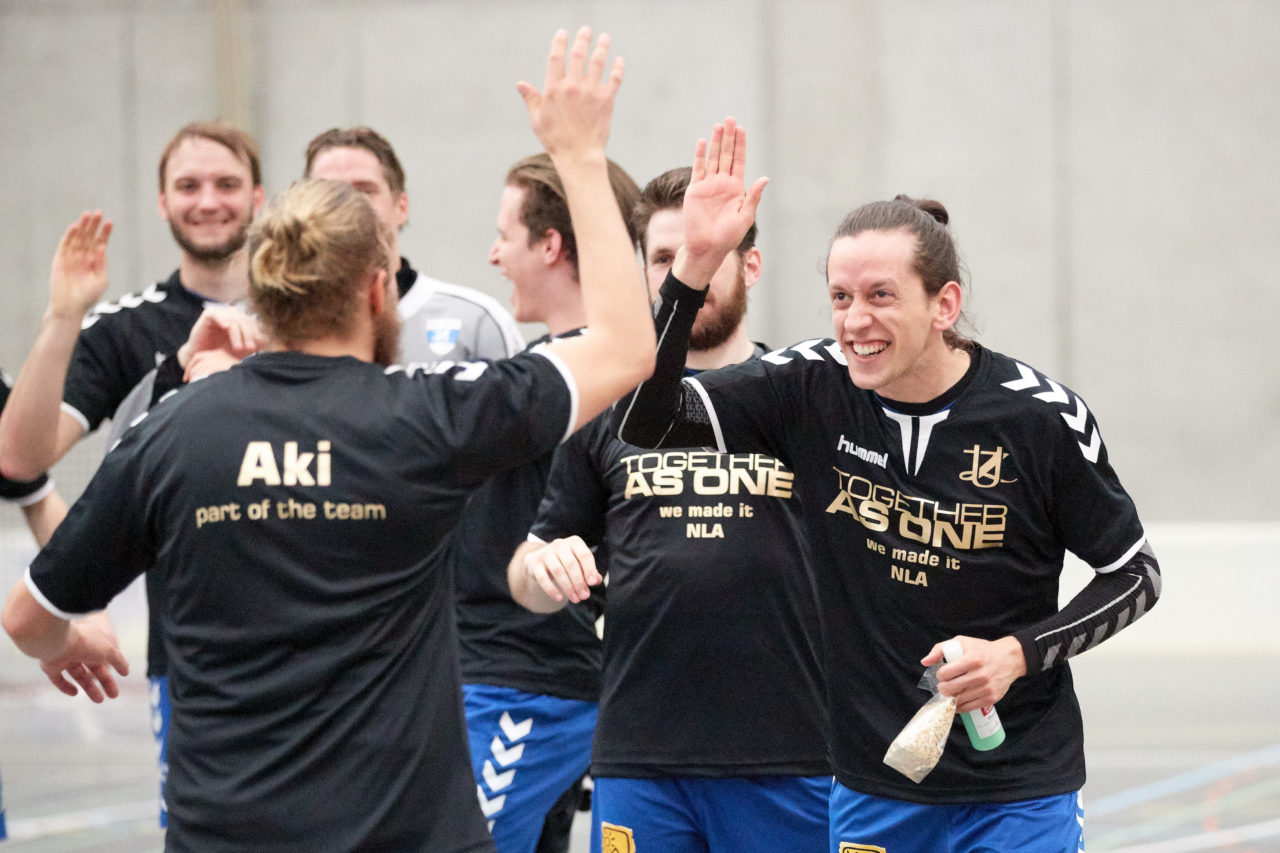 Zug United Herren NLB Aufstiegsspiele NLB/NLA   
UHC Grünenmatt Sumiswald - Zug United Resultat 3 : 5 
am 2. April 2017 im Forum Sumiswald 
Bild: Michael Peter 
Zug United gewinnt die Aufstiegsspiele mit vier Siegen und steigt in die NLA auf.