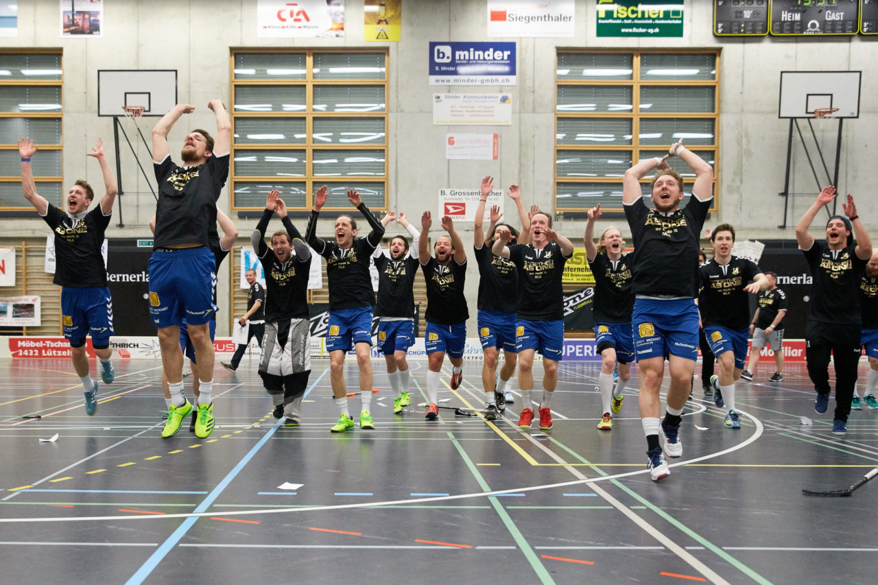 Zug United Herren NLB Aufstiegsspiele NLB/NLA   
UHC Grünenmatt Sumiswald - Zug United Resultat 3 : 5 
am 2. April 2017 im Forum Sumiswald 
Bild: Michael Peter 
Zug United gewinnt die Aufstiegsspiele mit vier Siegen und steigt in die NLA auf.