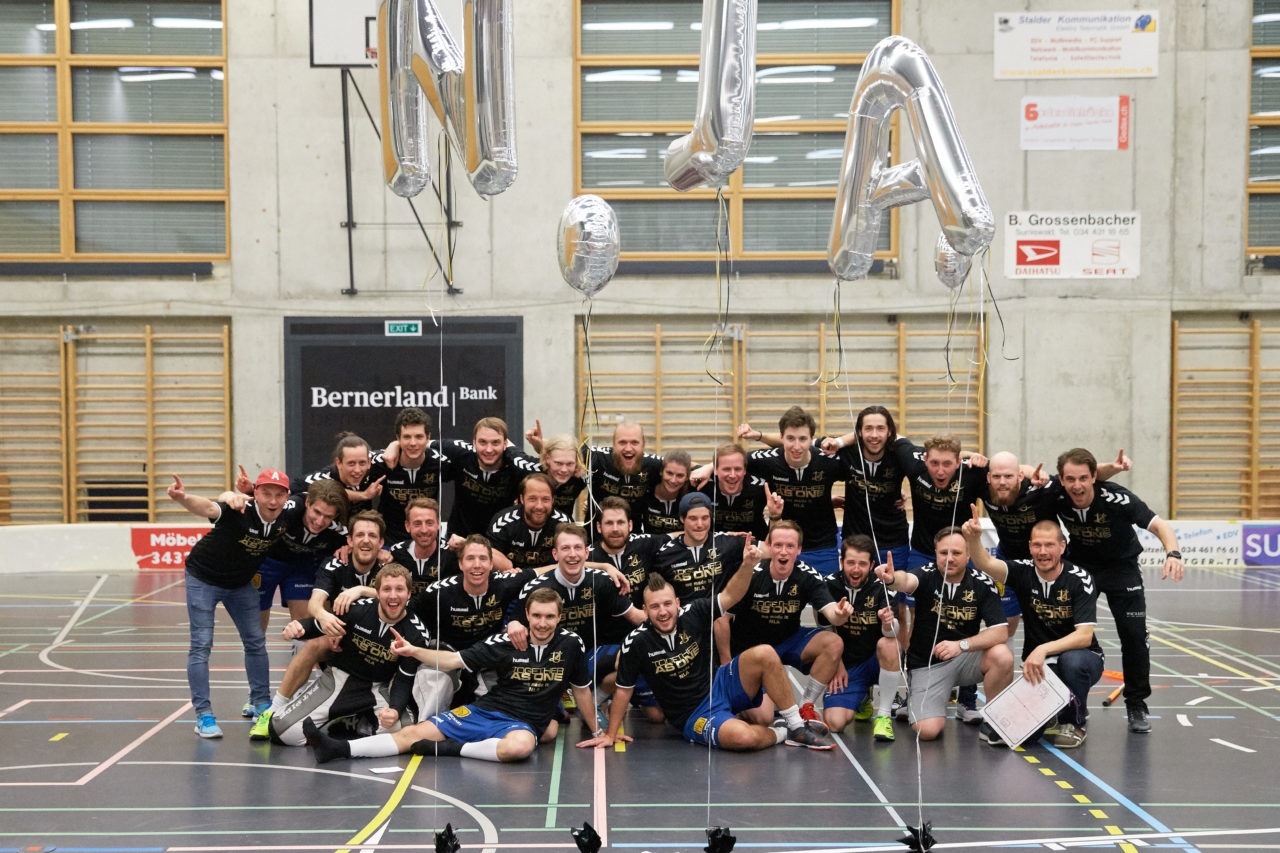 Zug United Herren NLB Aufstiegsspiele NLB/NLA   
UHC Grünenmatt Sumiswald - Zug United Resultat 3 : 5 
am 2. April 2017 im Forum Sumiswald 
Bild: Michael Peter 
Zug United gewinnt die Aufstiegsspiele mit vier Siegen und steigt in die NLA auf.