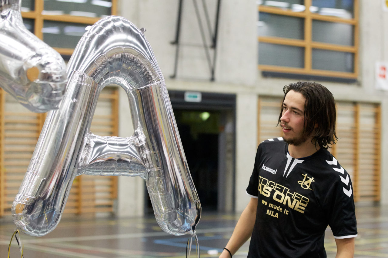 Zug United Herren NLB Aufstiegsspiele NLB/NLA   
UHC Grünenmatt Sumiswald - Zug United Resultat 3 : 5 
am 2. April 2017 im Forum Sumiswald 
Bild: Michael Peter 
Zug United gewinnt die Aufstiegsspiele mit vier Siegen und steigt in die NLA auf.