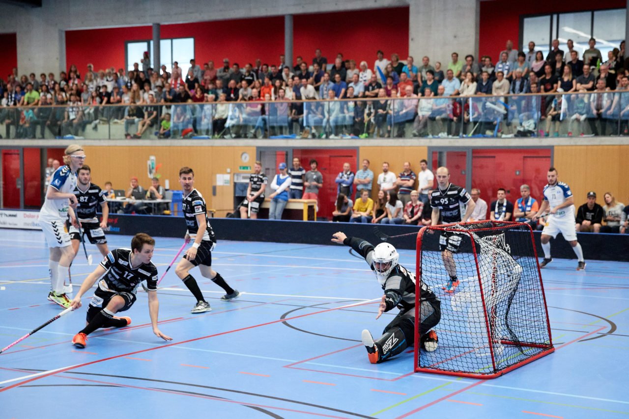Zug United Herren NLB Aufstiegsspiele NLB/NLA   
Zug United - UHC Grünenmatt Sumiswald Resultat 9 : 3 
am 1. April 2017 in der Sporthalle Schönenbühl in Unterägeri 
Bild: Michael Peter