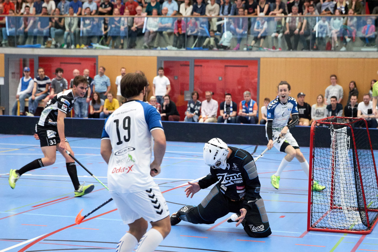 Zug United Herren NLB Aufstiegsspiele NLB/NLA   
Zug United - UHC Grünenmatt Sumiswald Resultat 9 : 3 
am 1. April 2017 in der Sporthalle Schönenbühl in Unterägeri 
Bild: Michael Peter