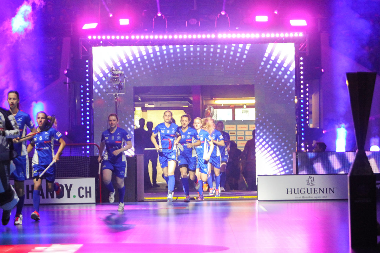 SWISS Arena (Kloten), 22.04.2017, Unihockey Damen NLA Superfinal, UHC Dietlikon - piranha chur, UHC Dietlikon beim Einlaufen

(Claudio Schwarz, unihockey-fotos.ch)

Copyright: Claudio Schwarz, unihockey-fotos.ch – Dieses Bild wurde durch swiss unihockey lizenziert und darf ausschliesslich auf den Online-Kanälen von swiss unihockey verwendet werden. Die redaktionelle oder kommerzielle Nutzung durch Dritte (Medien, Vereine, Unternehmen oder Privatpersonen) per Download von diesem flickr-Account ist ausgeschlossen. Das Bild kann bei Interesse via unihockey-fotos.ch kostenpflichtig lizenziert werden. unihockey-fotos.ch behält sich vor, fehlbaren Medien, Vereinen, Unternehmen oder Privatpersonen Bilder mit einem Zuschlag in Rechnung zu stellen.