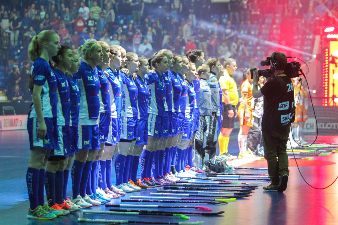 SWISS Arena (Kloten), 22.04.2017, Unihockey Damen NLA Superfinal, UHC Dietlikon - piranha chur, UHC Dietlikon während der Nationalhymne

(Claudio Schwarz, unihockey-fotos.ch)

Copyright: Claudio Schwarz, unihockey-fotos.ch – Dieses Bild wurde durch swiss unihockey lizenziert und darf ausschliesslich auf den Online-Kanälen von swiss unihockey verwendet werden. Die redaktionelle oder kommerzielle Nutzung durch Dritte (Medien, Vereine, Unternehmen oder Privatpersonen) per Download von diesem flickr-Account ist ausgeschlossen. Das Bild kann bei Interesse via unihockey-fotos.ch kostenpflichtig lizenziert werden. unihockey-fotos.ch behält sich vor, fehlbaren Medien, Vereinen, Unternehmen oder Privatpersonen Bilder mit einem Zuschlag in Rechnung zu stellen.
