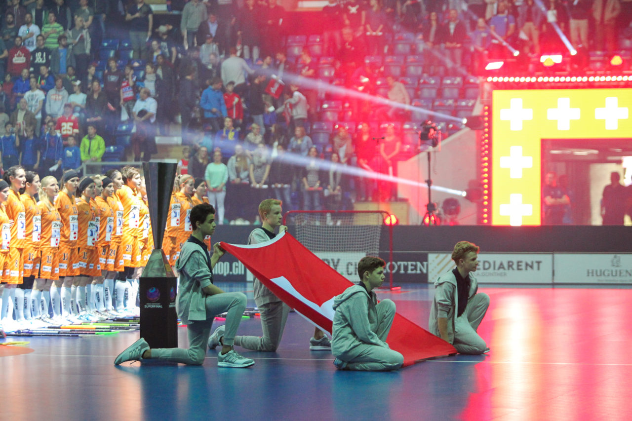 SWISS Arena (Kloten), 22.04.2017, Unihockey Damen NLA Superfinal, UHC Dietlikon - piranha chur, Nationalhymne

(Claudio Schwarz, unihockey-fotos.ch)

Copyright: Claudio Schwarz, unihockey-fotos.ch – Dieses Bild wurde durch swiss unihockey lizenziert und darf ausschliesslich auf den Online-Kanälen von swiss unihockey verwendet werden. Die redaktionelle oder kommerzielle Nutzung durch Dritte (Medien, Vereine, Unternehmen oder Privatpersonen) per Download von diesem flickr-Account ist ausgeschlossen. Das Bild kann bei Interesse via unihockey-fotos.ch kostenpflichtig lizenziert werden. unihockey-fotos.ch behält sich vor, fehlbaren Medien, Vereinen, Unternehmen oder Privatpersonen Bilder mit einem Zuschlag in Rechnung zu stellen.
