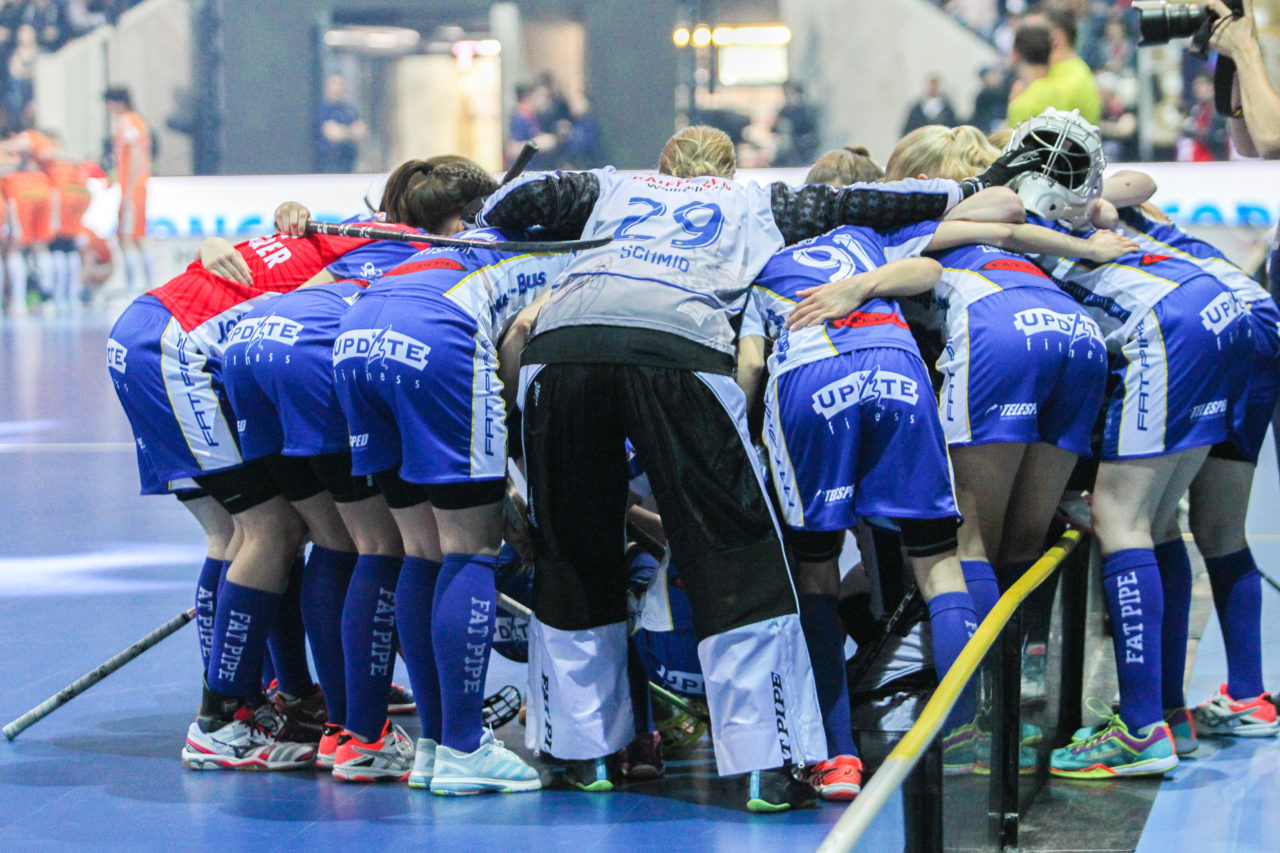 SWISS Arena (Kloten), 22.04.2017, Unihockey Damen NLA Superfinal, UHC Dietlikon - piranha chur, Teambeschwörung UHC Dietlikon

(Claudio Schwarz, unihockey-fotos.ch)

Copyright: Claudio Schwarz, unihockey-fotos.ch – Dieses Bild wurde durch swiss unihockey lizenziert und darf ausschliesslich auf den Online-Kanälen von swiss unihockey verwendet werden. Die redaktionelle oder kommerzielle Nutzung durch Dritte (Medien, Vereine, Unternehmen oder Privatpersonen) per Download von diesem flickr-Account ist ausgeschlossen. Das Bild kann bei Interesse via unihockey-fotos.ch kostenpflichtig lizenziert werden. unihockey-fotos.ch behält sich vor, fehlbaren Medien, Vereinen, Unternehmen oder Privatpersonen Bilder mit einem Zuschlag in Rechnung zu stellen.