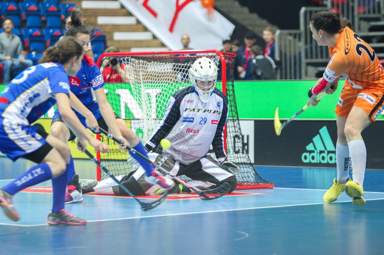 SWISS Arena (Kloten), 22.04.2017, Unihockey Damen NLA Superfinal, UHC Dietlikon - piranha chur, Seraina Ulber (Nr. 22, piranha chur) scheitert an Monika Schmid (Nr. 29, UHC Dietlikon)

(Claudio Schwarz, unihockey-fotos.ch)

Copyright: Claudio Schwarz, unihockey-fotos.ch – Dieses Bild wurde durch swiss unihockey lizenziert und darf ausschliesslich auf den Online-Kanälen von swiss unihockey verwendet werden. Die redaktionelle oder kommerzielle Nutzung durch Dritte (Medien, Vereine, Unternehmen oder Privatpersonen) per Download von diesem flickr-Account ist ausgeschlossen. Das Bild kann bei Interesse via unihockey-fotos.ch kostenpflichtig lizenziert werden. unihockey-fotos.ch behält sich vor, fehlbaren Medien, Vereinen, Unternehmen oder Privatpersonen Bilder mit einem Zuschlag in Rechnung zu stellen.