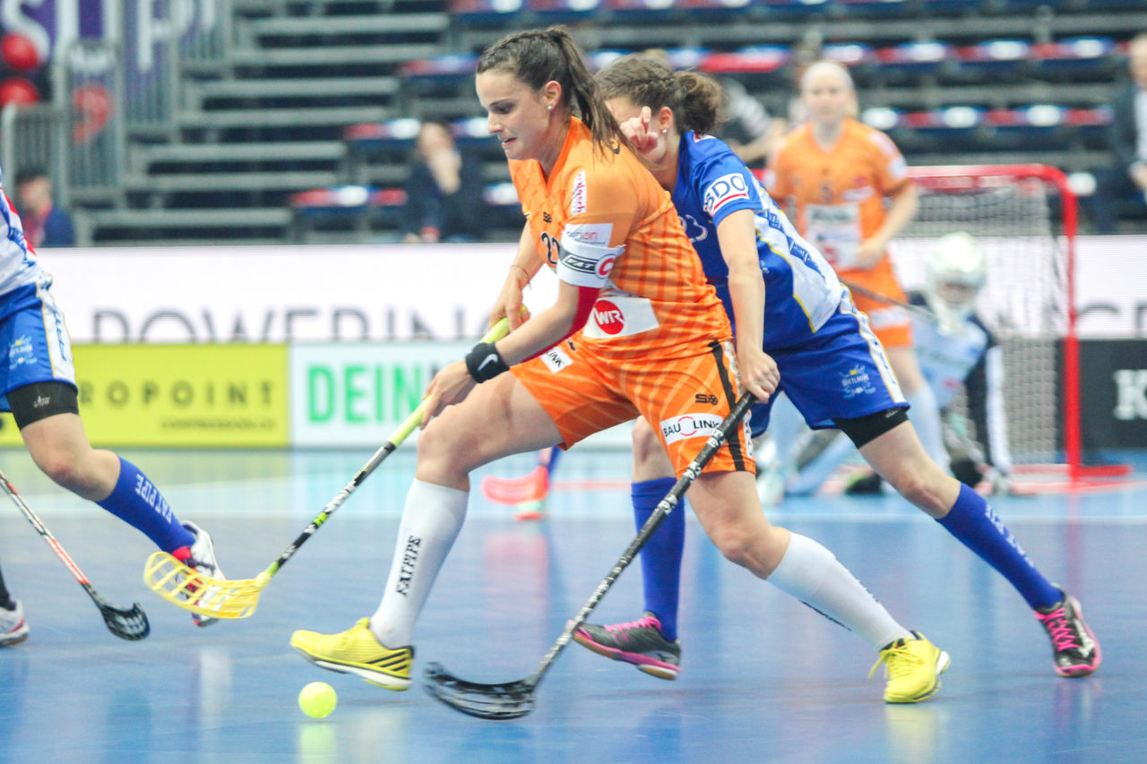 SWISS Arena (Kloten), 22.04.2017, Unihockey Damen NLA Superfinal, UHC Dietlikon - piranha chur, Seraina Ulber (Nr. 22, piranha chur) wird von Isabelle Gerig (Nr. 23, UHC Dietlikon) gestört

(Claudio Schwarz, unihockey-fotos.ch)

Copyright: Claudio Schwarz, unihockey-fotos.ch – Dieses Bild wurde durch swiss unihockey lizenziert und darf ausschliesslich auf den Online-Kanälen von swiss unihockey verwendet werden. Die redaktionelle oder kommerzielle Nutzung durch Dritte (Medien, Vereine, Unternehmen oder Privatpersonen) per Download von diesem flickr-Account ist ausgeschlossen. Das Bild kann bei Interesse via unihockey-fotos.ch kostenpflichtig lizenziert werden. unihockey-fotos.ch behält sich vor, fehlbaren Medien, Vereinen, Unternehmen oder Privatpersonen Bilder mit einem Zuschlag in Rechnung zu stellen.