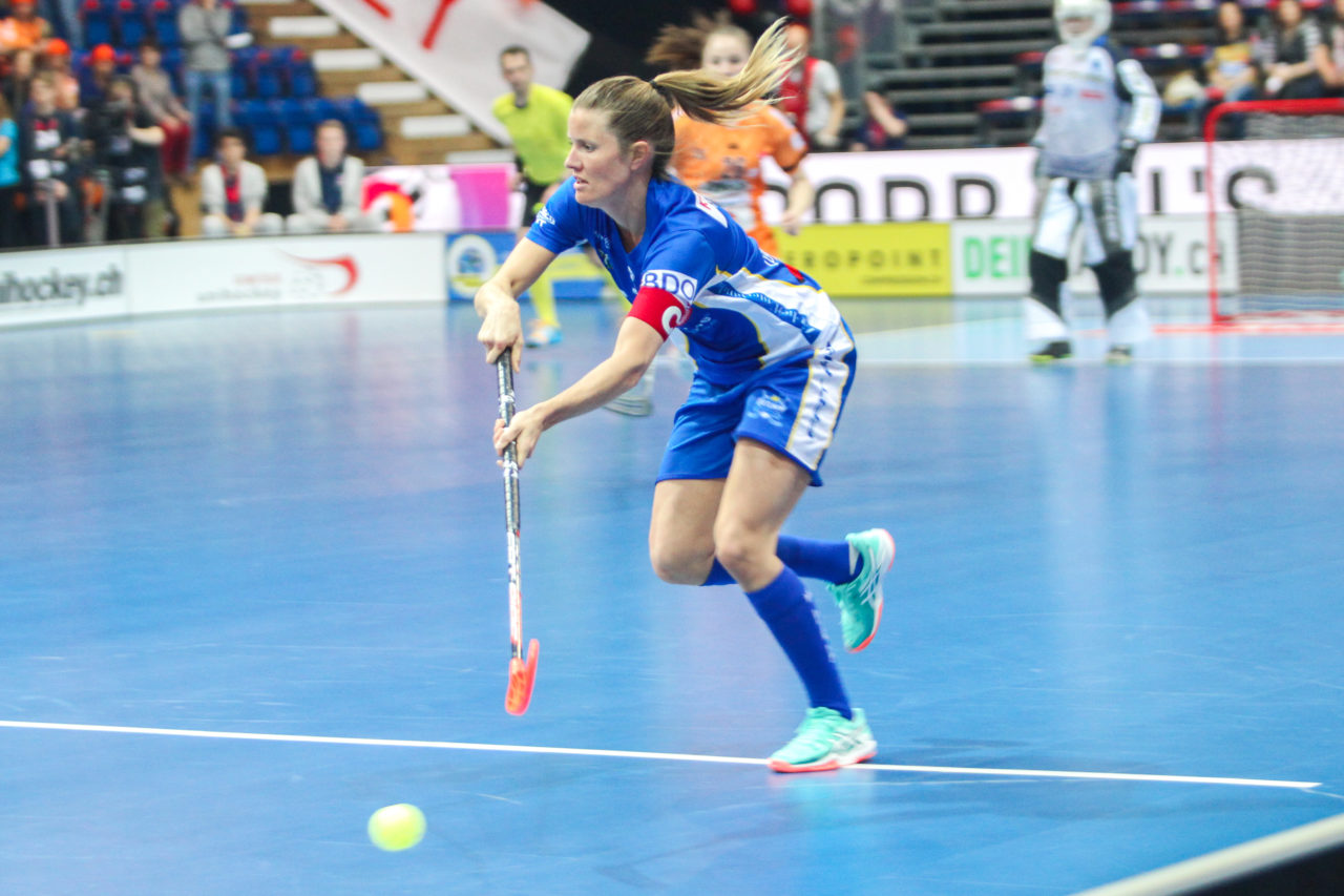 SWISS Arena (Kloten), 22.04.2017, Unihockey Damen NLA Superfinal, UHC Dietlikon - piranha chur, Linn Lundström (Nr. 3, UHC Dietlikon) spielt einen Pass

(Claudio Schwarz, unihockey-fotos.ch)

Copyright: Claudio Schwarz, unihockey-fotos.ch – Dieses Bild wurde durch swiss unihockey lizenziert und darf ausschliesslich auf den Online-Kanälen von swiss unihockey verwendet werden. Die redaktionelle oder kommerzielle Nutzung durch Dritte (Medien, Vereine, Unternehmen oder Privatpersonen) per Download von diesem flickr-Account ist ausgeschlossen. Das Bild kann bei Interesse via unihockey-fotos.ch kostenpflichtig lizenziert werden. unihockey-fotos.ch behält sich vor, fehlbaren Medien, Vereinen, Unternehmen oder Privatpersonen Bilder mit einem Zuschlag in Rechnung zu stellen.