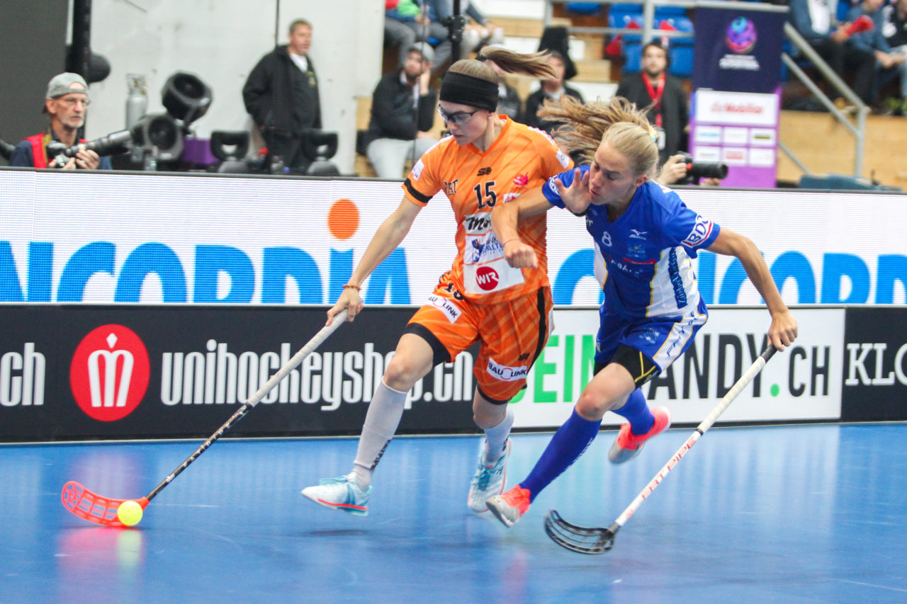 SWISS Arena (Kloten), 22.04.2017, Unihockey Damen NLA Superfinal, UHC Dietlikon - piranha chur, Ramona Ludwig (Nr. 15, piranha chur) im Zweikampf mit Karin Güttinger (Nr. 8, UHC Dietlikon)

(Claudio Schwarz, unihockey-fotos.ch)

Copyright: Claudio Schwarz, unihockey-fotos.ch – Dieses Bild wurde durch swiss unihockey lizenziert und darf ausschliesslich auf den Online-Kanälen von swiss unihockey verwendet werden. Die redaktionelle oder kommerzielle Nutzung durch Dritte (Medien, Vereine, Unternehmen oder Privatpersonen) per Download von diesem flickr-Account ist ausgeschlossen. Das Bild kann bei Interesse via unihockey-fotos.ch kostenpflichtig lizenziert werden. unihockey-fotos.ch behält sich vor, fehlbaren Medien, Vereinen, Unternehmen oder Privatpersonen Bilder mit einem Zuschlag in Rechnung zu stellen.