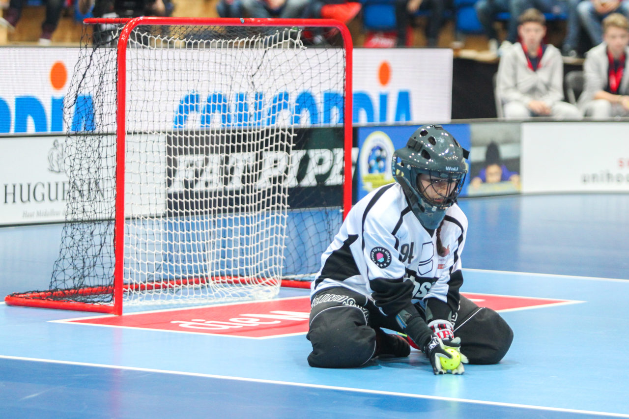 SWISS Arena (Kloten), 22.04.2017, Unihockey Damen NLA Superfinal, UHC Dietlikon - piranha chur, Lara Heini (Nr. 94, piranha chur) hält den Ball

(Claudio Schwarz, unihockey-fotos.ch)

Copyright: Claudio Schwarz, unihockey-fotos.ch – Dieses Bild wurde durch swiss unihockey lizenziert und darf ausschliesslich auf den Online-Kanälen von swiss unihockey verwendet werden. Die redaktionelle oder kommerzielle Nutzung durch Dritte (Medien, Vereine, Unternehmen oder Privatpersonen) per Download von diesem flickr-Account ist ausgeschlossen. Das Bild kann bei Interesse via unihockey-fotos.ch kostenpflichtig lizenziert werden. unihockey-fotos.ch behält sich vor, fehlbaren Medien, Vereinen, Unternehmen oder Privatpersonen Bilder mit einem Zuschlag in Rechnung zu stellen.