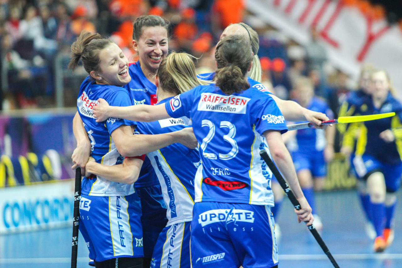 SWISS Arena (Kloten), 22.04.2017, Unihockey Damen NLA Superfinal, UHC Dietlikon - piranha chur, Torjubel zum 1:1 UHC Dietlikon

(Claudio Schwarz, unihockey-fotos.ch)

Copyright: Claudio Schwarz, unihockey-fotos.ch – Dieses Bild wurde durch swiss unihockey lizenziert und darf ausschliesslich auf den Online-Kanälen von swiss unihockey verwendet werden. Die redaktionelle oder kommerzielle Nutzung durch Dritte (Medien, Vereine, Unternehmen oder Privatpersonen) per Download von diesem flickr-Account ist ausgeschlossen. Das Bild kann bei Interesse via unihockey-fotos.ch kostenpflichtig lizenziert werden. unihockey-fotos.ch behält sich vor, fehlbaren Medien, Vereinen, Unternehmen oder Privatpersonen Bilder mit einem Zuschlag in Rechnung zu stellen.