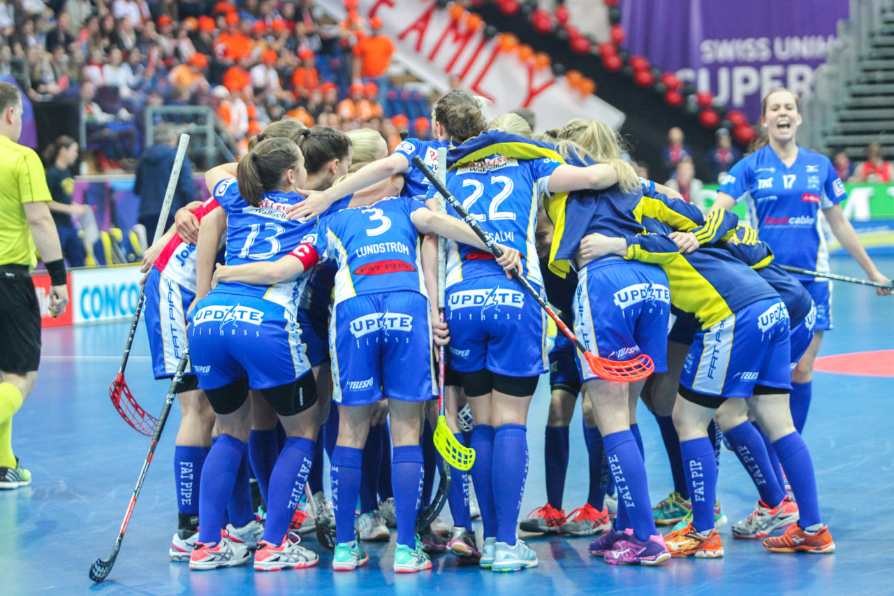 SWISS Arena (Kloten), 22.04.2017, Unihockey Damen NLA Superfinal, UHC Dietlikon - piranha chur, Torjubel zum 1:1 UHC Dietlikon

(Claudio Schwarz, unihockey-fotos.ch)

Copyright: Claudio Schwarz, unihockey-fotos.ch – Dieses Bild wurde durch swiss unihockey lizenziert und darf ausschliesslich auf den Online-Kanälen von swiss unihockey verwendet werden. Die redaktionelle oder kommerzielle Nutzung durch Dritte (Medien, Vereine, Unternehmen oder Privatpersonen) per Download von diesem flickr-Account ist ausgeschlossen. Das Bild kann bei Interesse via unihockey-fotos.ch kostenpflichtig lizenziert werden. unihockey-fotos.ch behält sich vor, fehlbaren Medien, Vereinen, Unternehmen oder Privatpersonen Bilder mit einem Zuschlag in Rechnung zu stellen.