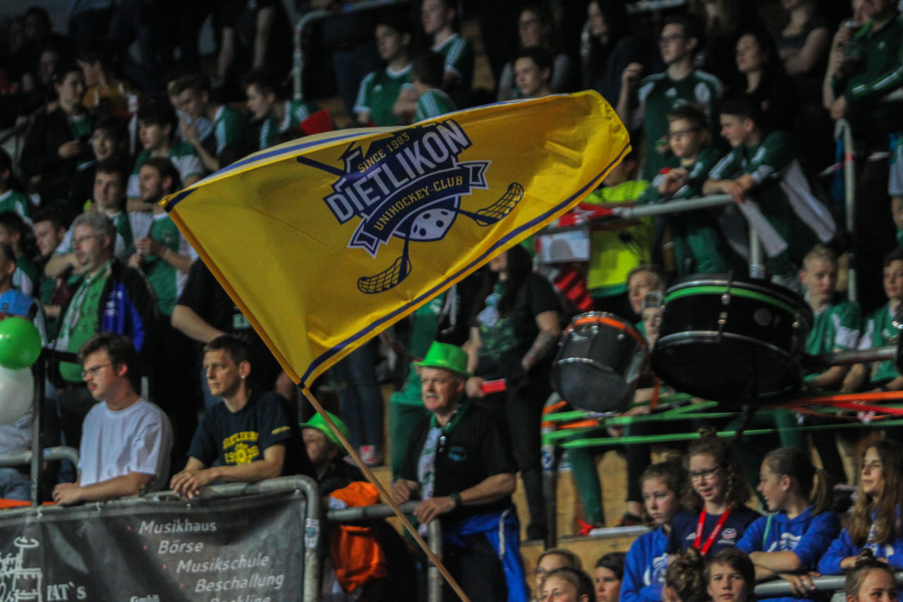 SWISS Arena (Kloten), 22.04.2017, Unihockey Damen NLA Superfinal, UHC Dietlikon - piranha chur, Dietliker Fanblock während dem Spiel

(Claudio Schwarz, unihockey-fotos.ch)

Copyright: Claudio Schwarz, unihockey-fotos.ch – Dieses Bild wurde durch swiss unihockey lizenziert und darf ausschliesslich auf den Online-Kanälen von swiss unihockey verwendet werden. Die redaktionelle oder kommerzielle Nutzung durch Dritte (Medien, Vereine, Unternehmen oder Privatpersonen) per Download von diesem flickr-Account ist ausgeschlossen. Das Bild kann bei Interesse via unihockey-fotos.ch kostenpflichtig lizenziert werden. unihockey-fotos.ch behält sich vor, fehlbaren Medien, Vereinen, Unternehmen oder Privatpersonen Bilder mit einem Zuschlag in Rechnung zu stellen.