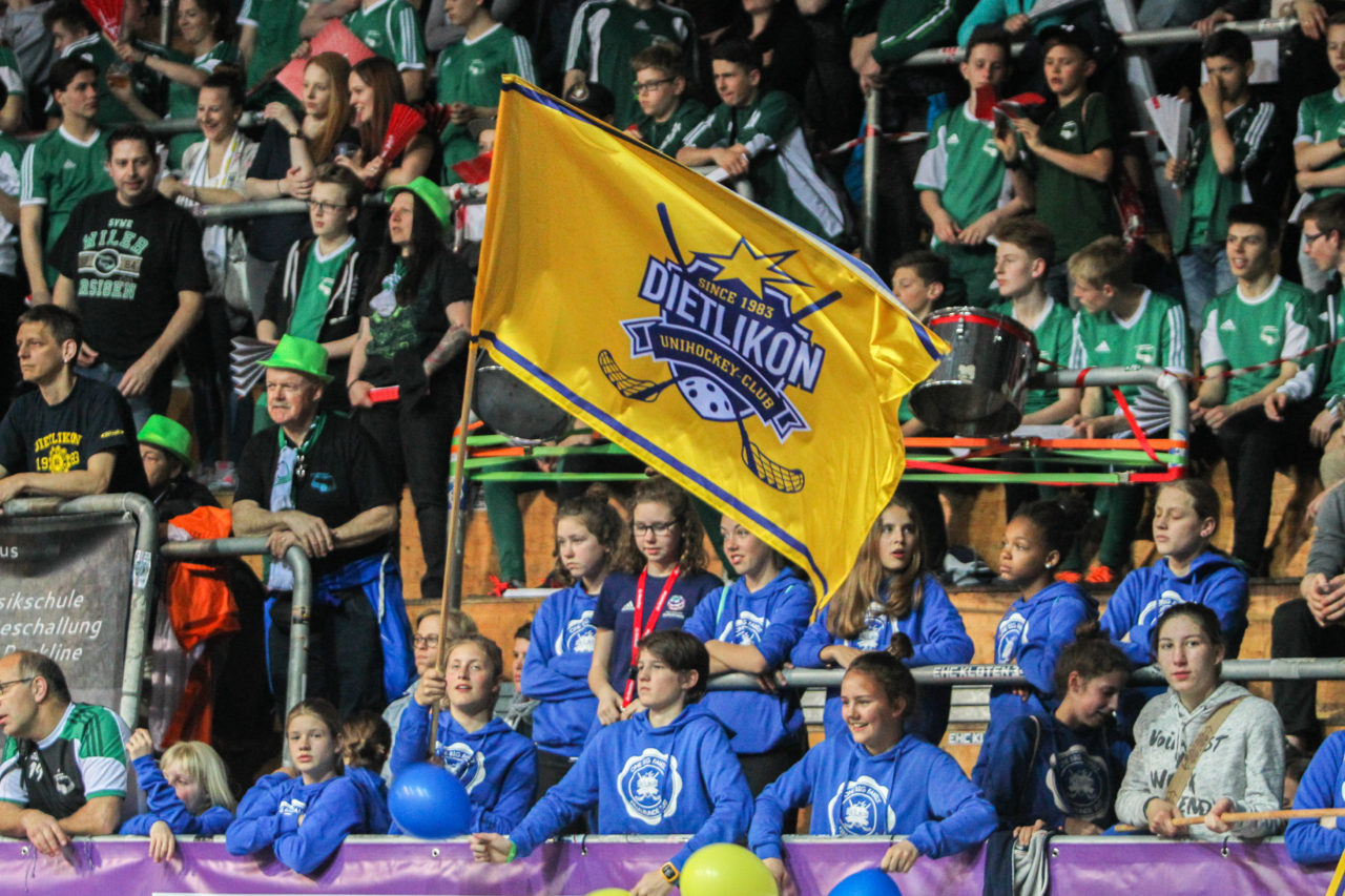 SWISS Arena (Kloten), 22.04.2017, Unihockey Damen NLA Superfinal, UHC Dietlikon - piranha chur, Dietliker Fanblock während dem Spiel

(Claudio Schwarz, unihockey-fotos.ch)

Copyright: Claudio Schwarz, unihockey-fotos.ch – Dieses Bild wurde durch swiss unihockey lizenziert und darf ausschliesslich auf den Online-Kanälen von swiss unihockey verwendet werden. Die redaktionelle oder kommerzielle Nutzung durch Dritte (Medien, Vereine, Unternehmen oder Privatpersonen) per Download von diesem flickr-Account ist ausgeschlossen. Das Bild kann bei Interesse via unihockey-fotos.ch kostenpflichtig lizenziert werden. unihockey-fotos.ch behält sich vor, fehlbaren Medien, Vereinen, Unternehmen oder Privatpersonen Bilder mit einem Zuschlag in Rechnung zu stellen.