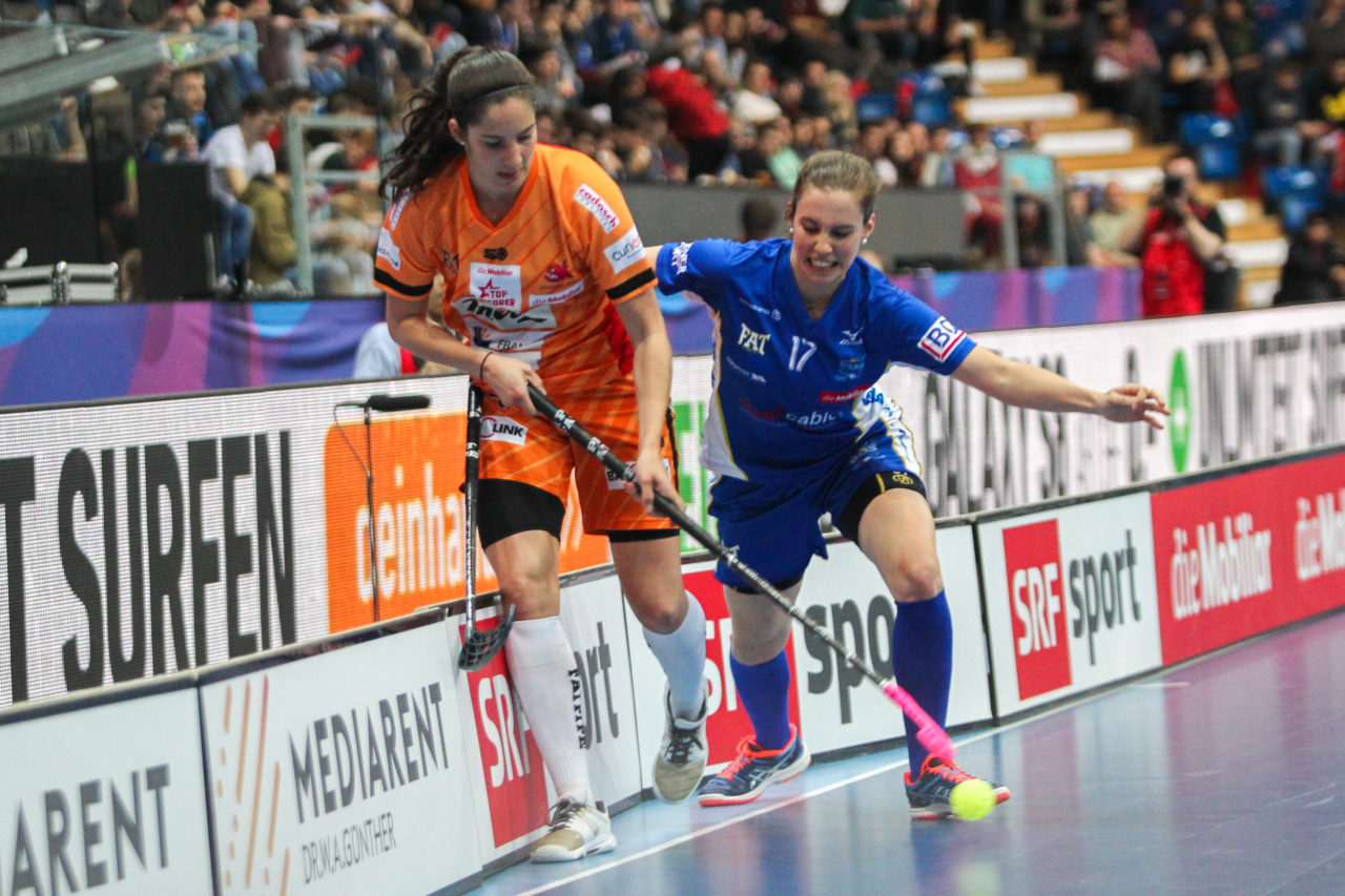 SWISS Arena (Kloten), 22.04.2017, Unihockey Damen NLA Superfinal, UHC Dietlikon - piranha chur, Flurina Marti (Topscorerin, piranha chur) im Zweikampf mit Evelyne Ackermann (Nr. 17, UHC Dietlikon)

(Claudio Schwarz, unihockey-fotos.ch)

Copyright: Claudio Schwarz, unihockey-fotos.ch – Dieses Bild wurde durch swiss unihockey lizenziert und darf ausschliesslich auf den Online-Kanälen von swiss unihockey verwendet werden. Die redaktionelle oder kommerzielle Nutzung durch Dritte (Medien, Vereine, Unternehmen oder Privatpersonen) per Download von diesem flickr-Account ist ausgeschlossen. Das Bild kann bei Interesse via unihockey-fotos.ch kostenpflichtig lizenziert werden. unihockey-fotos.ch behält sich vor, fehlbaren Medien, Vereinen, Unternehmen oder Privatpersonen Bilder mit einem Zuschlag in Rechnung zu stellen.