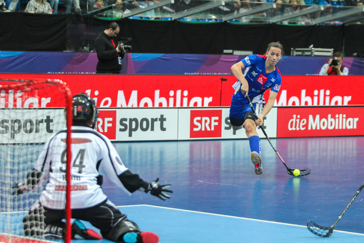 SWISS Arena (Kloten), 22.04.2017, Unihockey Damen NLA Superfinal, UHC Dietlikon - piranha chur, Andrea Gämperli (Topscorerin, UHC Dietlikon) mit einem Abschlussversuch

(Claudio Schwarz, unihockey-fotos.ch)

Copyright: Claudio Schwarz, unihockey-fotos.ch – Dieses Bild wurde durch swiss unihockey lizenziert und darf ausschliesslich auf den Online-Kanälen von swiss unihockey verwendet werden. Die redaktionelle oder kommerzielle Nutzung durch Dritte (Medien, Vereine, Unternehmen oder Privatpersonen) per Download von diesem flickr-Account ist ausgeschlossen. Das Bild kann bei Interesse via unihockey-fotos.ch kostenpflichtig lizenziert werden. unihockey-fotos.ch behält sich vor, fehlbaren Medien, Vereinen, Unternehmen oder Privatpersonen Bilder mit einem Zuschlag in Rechnung zu stellen.