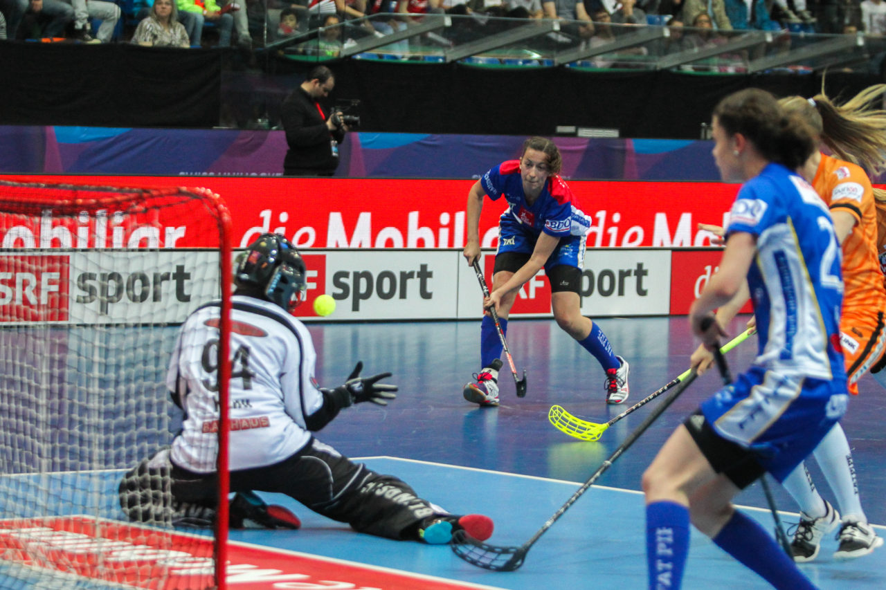 SWISS Arena (Kloten), 22.04.2017, Unihockey Damen NLA Superfinal, UHC Dietlikon - piranha chur, Andrea Gämperli (Topscorerin, UHC Dietlikon) mit einem Abschlussversuch

(Claudio Schwarz, unihockey-fotos.ch)

Copyright: Claudio Schwarz, unihockey-fotos.ch – Dieses Bild wurde durch swiss unihockey lizenziert und darf ausschliesslich auf den Online-Kanälen von swiss unihockey verwendet werden. Die redaktionelle oder kommerzielle Nutzung durch Dritte (Medien, Vereine, Unternehmen oder Privatpersonen) per Download von diesem flickr-Account ist ausgeschlossen. Das Bild kann bei Interesse via unihockey-fotos.ch kostenpflichtig lizenziert werden. unihockey-fotos.ch behält sich vor, fehlbaren Medien, Vereinen, Unternehmen oder Privatpersonen Bilder mit einem Zuschlag in Rechnung zu stellen.