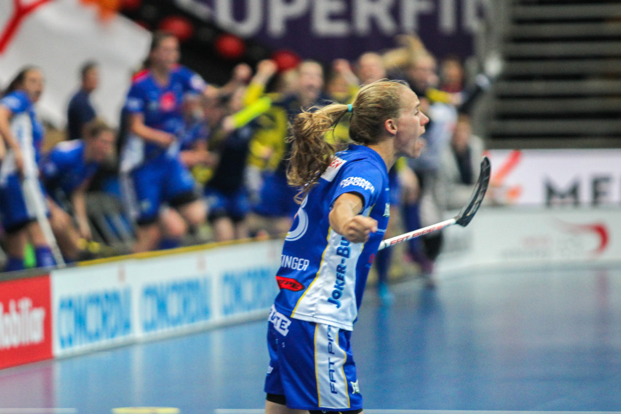 SWISS Arena (Kloten), 22.04.2017, Unihockey Damen NLA Superfinal, UHC Dietlikon - piranha chur, Torjubel Karin Güttinger (Nr. 8, UHC Dietlikon) nach dem 3:1

(Claudio Schwarz, unihockey-fotos.ch)

Copyright: Claudio Schwarz, unihockey-fotos.ch – Dieses Bild wurde durch swiss unihockey lizenziert und darf ausschliesslich auf den Online-Kanälen von swiss unihockey verwendet werden. Die redaktionelle oder kommerzielle Nutzung durch Dritte (Medien, Vereine, Unternehmen oder Privatpersonen) per Download von diesem flickr-Account ist ausgeschlossen. Das Bild kann bei Interesse via unihockey-fotos.ch kostenpflichtig lizenziert werden. unihockey-fotos.ch behält sich vor, fehlbaren Medien, Vereinen, Unternehmen oder Privatpersonen Bilder mit einem Zuschlag in Rechnung zu stellen.