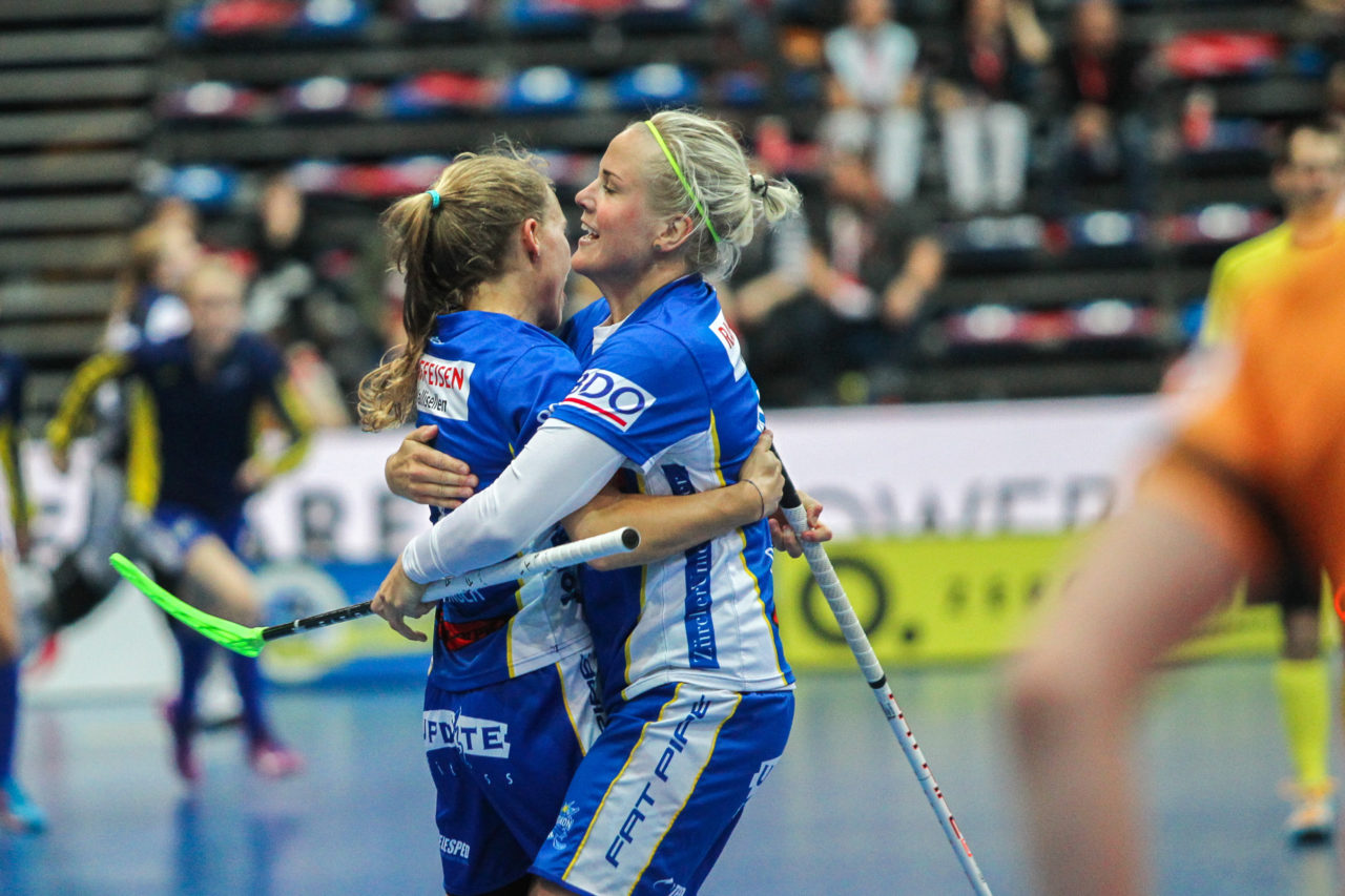 SWISS Arena (Kloten), 22.04.2017, Unihockey Damen NLA Superfinal, UHC Dietlikon - piranha chur, Karin Güttinger (Nr. 8, UHC Dietlikon) jubelt mit Ann-Sofie Sundholm (Nr. 84, UHC Dietlikon)

(Claudio Schwarz, unihockey-fotos.ch)

Copyright: Claudio Schwarz, unihockey-fotos.ch – Dieses Bild wurde durch swiss unihockey lizenziert und darf ausschliesslich auf den Online-Kanälen von swiss unihockey verwendet werden. Die redaktionelle oder kommerzielle Nutzung durch Dritte (Medien, Vereine, Unternehmen oder Privatpersonen) per Download von diesem flickr-Account ist ausgeschlossen. Das Bild kann bei Interesse via unihockey-fotos.ch kostenpflichtig lizenziert werden. unihockey-fotos.ch behält sich vor, fehlbaren Medien, Vereinen, Unternehmen oder Privatpersonen Bilder mit einem Zuschlag in Rechnung zu stellen.