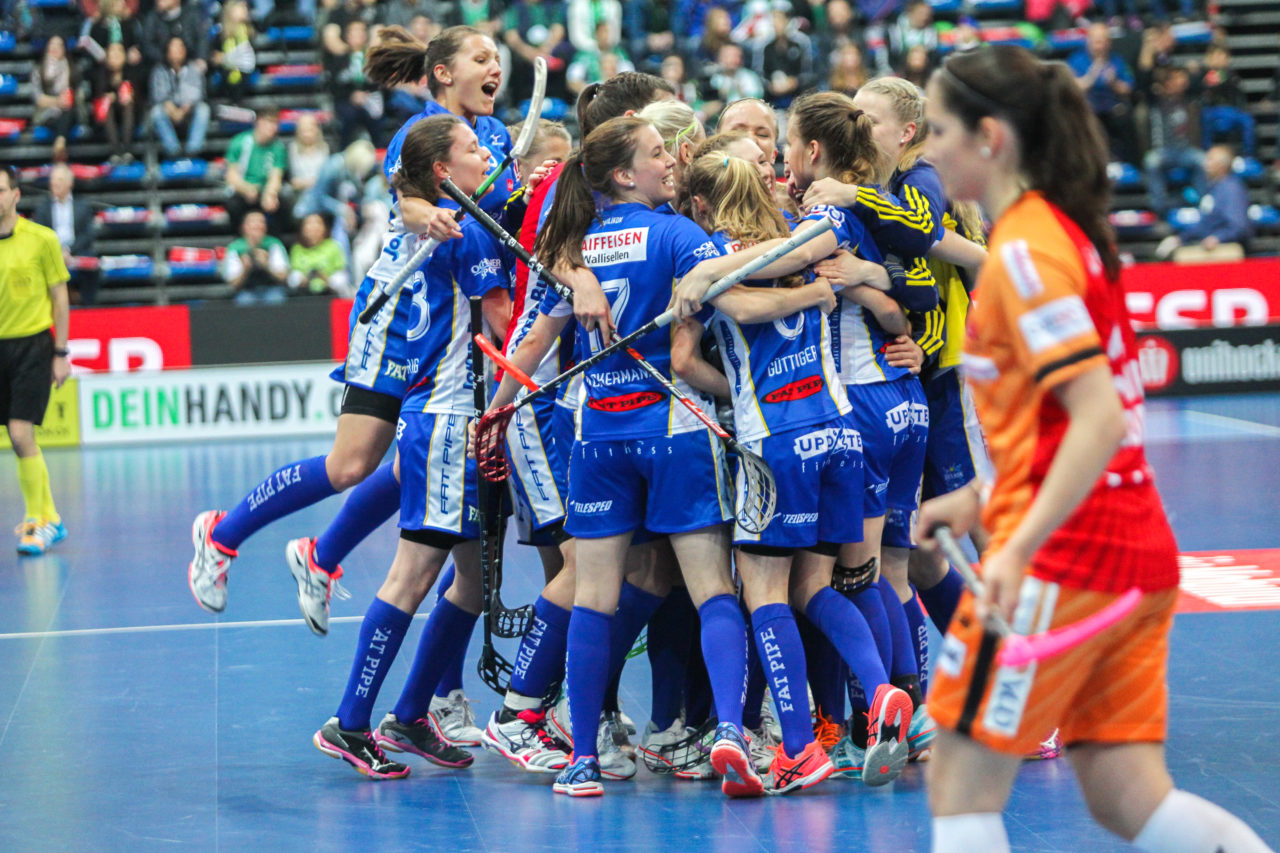 SWISS Arena (Kloten), 22.04.2017, Unihockey Damen NLA Superfinal, UHC Dietlikon - piranha chur, Torjubel UHC Dietlikon nach dem 4:1

(Claudio Schwarz, unihockey-fotos.ch)

Copyright: Claudio Schwarz, unihockey-fotos.ch – Dieses Bild wurde durch swiss unihockey lizenziert und darf ausschliesslich auf den Online-Kanälen von swiss unihockey verwendet werden. Die redaktionelle oder kommerzielle Nutzung durch Dritte (Medien, Vereine, Unternehmen oder Privatpersonen) per Download von diesem flickr-Account ist ausgeschlossen. Das Bild kann bei Interesse via unihockey-fotos.ch kostenpflichtig lizenziert werden. unihockey-fotos.ch behält sich vor, fehlbaren Medien, Vereinen, Unternehmen oder Privatpersonen Bilder mit einem Zuschlag in Rechnung zu stellen.