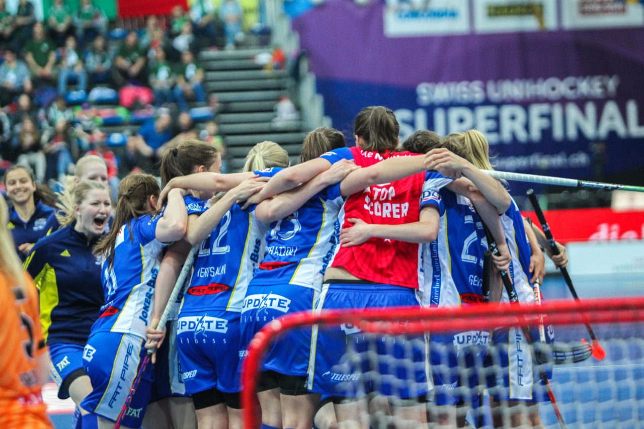 SWISS Arena (Kloten), 22.04.2017, Unihockey Damen NLA Superfinal, UHC Dietlikon - piranha chur, Torjubel UHC Dietlikon nach dem 4:1

(Claudio Schwarz, unihockey-fotos.ch)

Copyright: Claudio Schwarz, unihockey-fotos.ch – Dieses Bild wurde durch swiss unihockey lizenziert und darf ausschliesslich auf den Online-Kanälen von swiss unihockey verwendet werden. Die redaktionelle oder kommerzielle Nutzung durch Dritte (Medien, Vereine, Unternehmen oder Privatpersonen) per Download von diesem flickr-Account ist ausgeschlossen. Das Bild kann bei Interesse via unihockey-fotos.ch kostenpflichtig lizenziert werden. unihockey-fotos.ch behält sich vor, fehlbaren Medien, Vereinen, Unternehmen oder Privatpersonen Bilder mit einem Zuschlag in Rechnung zu stellen.