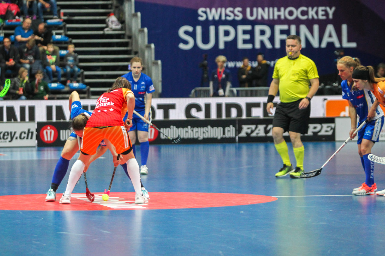 SWISS Arena (Kloten), 22.04.2017, Unihockey Damen NLA Superfinal, UHC Dietlikon - piranha chur, Tanja Stella (Nr. 12, UHC Dietlikon) beim Bully gegen Flurina Marti (Topscorerin, piranha chur)

(Claudio Schwarz, unihockey-fotos.ch)

Copyright: Claudio Schwarz, unihockey-fotos.ch – Dieses Bild wurde durch swiss unihockey lizenziert und darf ausschliesslich auf den Online-Kanälen von swiss unihockey verwendet werden. Die redaktionelle oder kommerzielle Nutzung durch Dritte (Medien, Vereine, Unternehmen oder Privatpersonen) per Download von diesem flickr-Account ist ausgeschlossen. Das Bild kann bei Interesse via unihockey-fotos.ch kostenpflichtig lizenziert werden. unihockey-fotos.ch behält sich vor, fehlbaren Medien, Vereinen, Unternehmen oder Privatpersonen Bilder mit einem Zuschlag in Rechnung zu stellen.