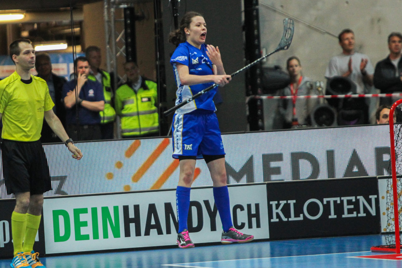 SWISS Arena (Kloten), 22.04.2017, Unihockey Damen NLA Superfinal, UHC Dietlikon - piranha chur, Isabelle Gerig (Nr. 23, UHC Dietlikon) mit dem Ronaldo Jubel

(Claudio Schwarz, unihockey-fotos.ch)

Copyright: Claudio Schwarz, unihockey-fotos.ch – Dieses Bild wurde durch swiss unihockey lizenziert und darf ausschliesslich auf den Online-Kanälen von swiss unihockey verwendet werden. Die redaktionelle oder kommerzielle Nutzung durch Dritte (Medien, Vereine, Unternehmen oder Privatpersonen) per Download von diesem flickr-Account ist ausgeschlossen. Das Bild kann bei Interesse via unihockey-fotos.ch kostenpflichtig lizenziert werden. unihockey-fotos.ch behält sich vor, fehlbaren Medien, Vereinen, Unternehmen oder Privatpersonen Bilder mit einem Zuschlag in Rechnung zu stellen.