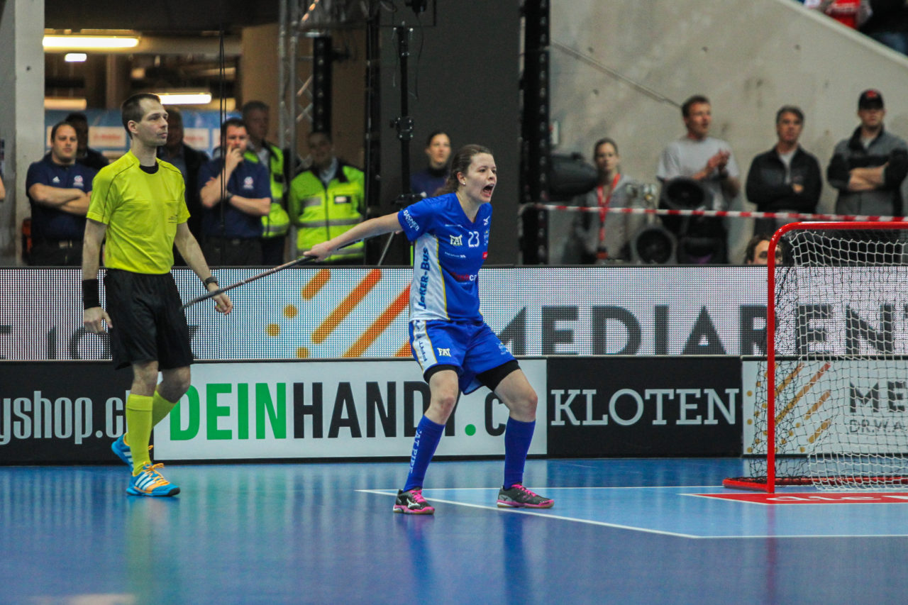 SWISS Arena (Kloten), 22.04.2017, Unihockey Damen NLA Superfinal, UHC Dietlikon - piranha chur, Isabelle Gerig (Nr. 23, UHC Dietlikon) mit dem Ronaldo Jubel

(Claudio Schwarz, unihockey-fotos.ch)

Copyright: Claudio Schwarz, unihockey-fotos.ch – Dieses Bild wurde durch swiss unihockey lizenziert und darf ausschliesslich auf den Online-Kanälen von swiss unihockey verwendet werden. Die redaktionelle oder kommerzielle Nutzung durch Dritte (Medien, Vereine, Unternehmen oder Privatpersonen) per Download von diesem flickr-Account ist ausgeschlossen. Das Bild kann bei Interesse via unihockey-fotos.ch kostenpflichtig lizenziert werden. unihockey-fotos.ch behält sich vor, fehlbaren Medien, Vereinen, Unternehmen oder Privatpersonen Bilder mit einem Zuschlag in Rechnung zu stellen.