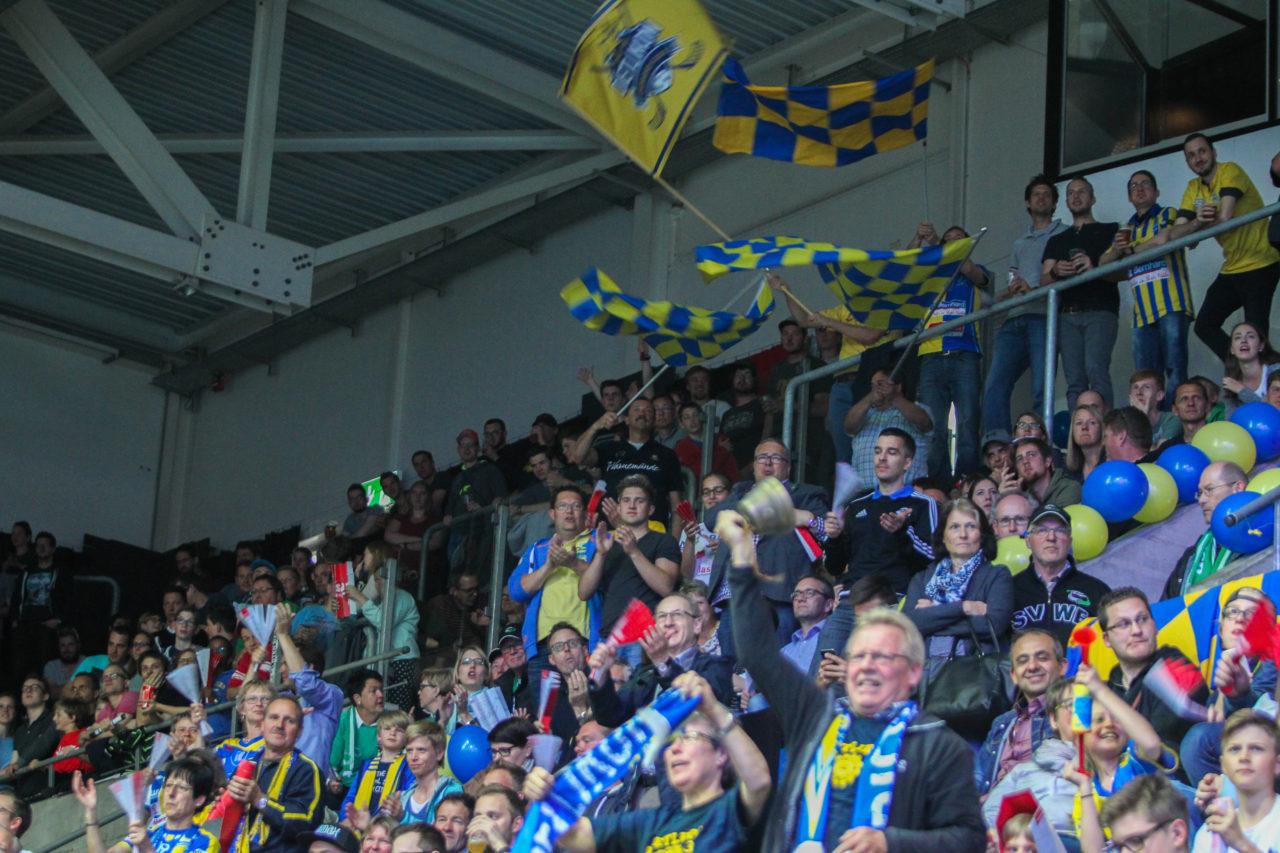 SWISS Arena (Kloten), 22.04.2017, Unihockey Damen NLA Superfinal, UHC Dietlikon - piranha chur, Dietliker Fans

(Claudio Schwarz, unihockey-fotos.ch)

Copyright: Claudio Schwarz, unihockey-fotos.ch – Dieses Bild wurde durch swiss unihockey lizenziert und darf ausschliesslich auf den Online-Kanälen von swiss unihockey verwendet werden. Die redaktionelle oder kommerzielle Nutzung durch Dritte (Medien, Vereine, Unternehmen oder Privatpersonen) per Download von diesem flickr-Account ist ausgeschlossen. Das Bild kann bei Interesse via unihockey-fotos.ch kostenpflichtig lizenziert werden. unihockey-fotos.ch behält sich vor, fehlbaren Medien, Vereinen, Unternehmen oder Privatpersonen Bilder mit einem Zuschlag in Rechnung zu stellen.