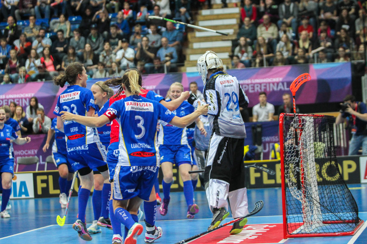 SWISS Arena (Kloten), 22.04.2017, Unihockey Damen NLA Superfinal, UHC Dietlikon - piranha chur, Jubel über den Schweizermeister Titel

(Claudio Schwarz, unihockey-fotos.ch)

Copyright: Claudio Schwarz, unihockey-fotos.ch – Dieses Bild wurde durch swiss unihockey lizenziert und darf ausschliesslich auf den Online-Kanälen von swiss unihockey verwendet werden. Die redaktionelle oder kommerzielle Nutzung durch Dritte (Medien, Vereine, Unternehmen oder Privatpersonen) per Download von diesem flickr-Account ist ausgeschlossen. Das Bild kann bei Interesse via unihockey-fotos.ch kostenpflichtig lizenziert werden. unihockey-fotos.ch behält sich vor, fehlbaren Medien, Vereinen, Unternehmen oder Privatpersonen Bilder mit einem Zuschlag in Rechnung zu stellen.