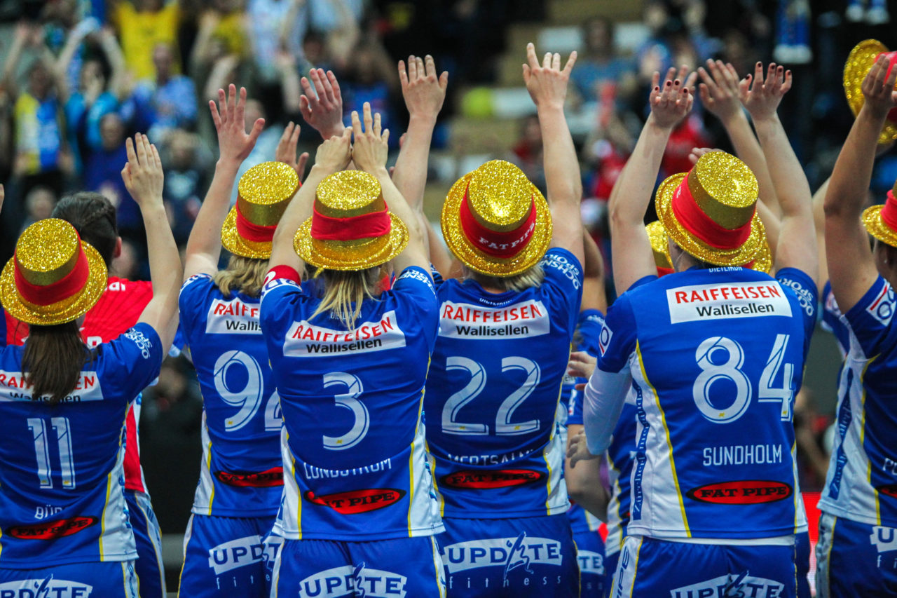 SWISS Arena (Kloten), 22.04.2017, Unihockey Damen NLA Superfinal, UHC Dietlikon - piranha chur, Dietlikon mit der La Ola Welle vor den Fans

(Claudio Schwarz, unihockey-fotos.ch)

Copyright: Claudio Schwarz, unihockey-fotos.ch – Dieses Bild wurde durch swiss unihockey lizenziert und darf ausschliesslich auf den Online-Kanälen von swiss unihockey verwendet werden. Die redaktionelle oder kommerzielle Nutzung durch Dritte (Medien, Vereine, Unternehmen oder Privatpersonen) per Download von diesem flickr-Account ist ausgeschlossen. Das Bild kann bei Interesse via unihockey-fotos.ch kostenpflichtig lizenziert werden. unihockey-fotos.ch behält sich vor, fehlbaren Medien, Vereinen, Unternehmen oder Privatpersonen Bilder mit einem Zuschlag in Rechnung zu stellen.