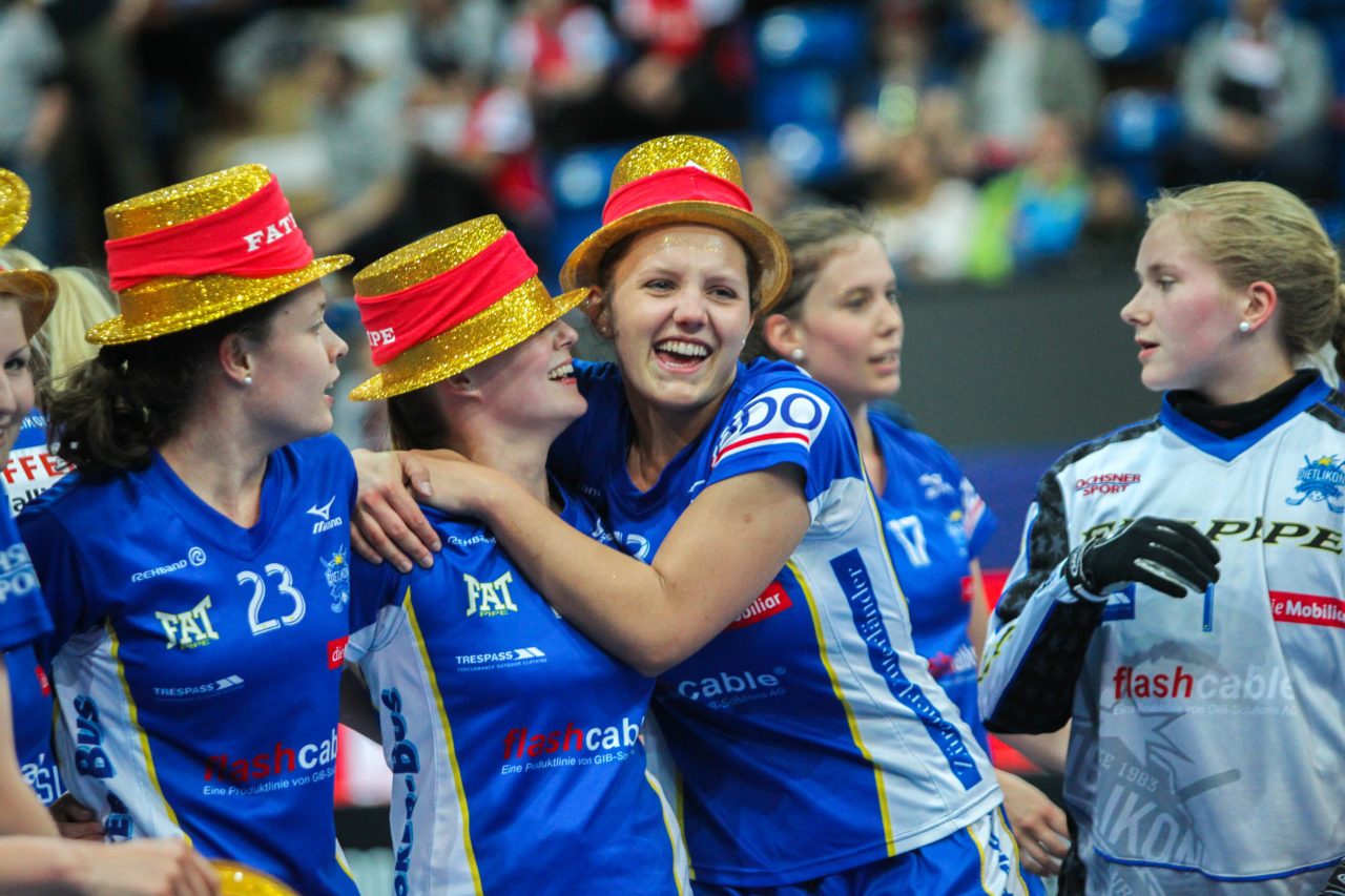 SWISS Arena (Kloten), 22.04.2017, Unihockey Damen NLA Superfinal, UHC Dietlikon - piranha chur, Rahel Zellweger (Nr. 18, UHC Dietlikon) und Linda Pedrazzoli (Nr. 13, UHC Dietlikon)

(Claudio Schwarz, unihockey-fotos.ch)

Copyright: Claudio Schwarz, unihockey-fotos.ch – Dieses Bild wurde durch swiss unihockey lizenziert und darf ausschliesslich auf den Online-Kanälen von swiss unihockey verwendet werden. Die redaktionelle oder kommerzielle Nutzung durch Dritte (Medien, Vereine, Unternehmen oder Privatpersonen) per Download von diesem flickr-Account ist ausgeschlossen. Das Bild kann bei Interesse via unihockey-fotos.ch kostenpflichtig lizenziert werden. unihockey-fotos.ch behält sich vor, fehlbaren Medien, Vereinen, Unternehmen oder Privatpersonen Bilder mit einem Zuschlag in Rechnung zu stellen.