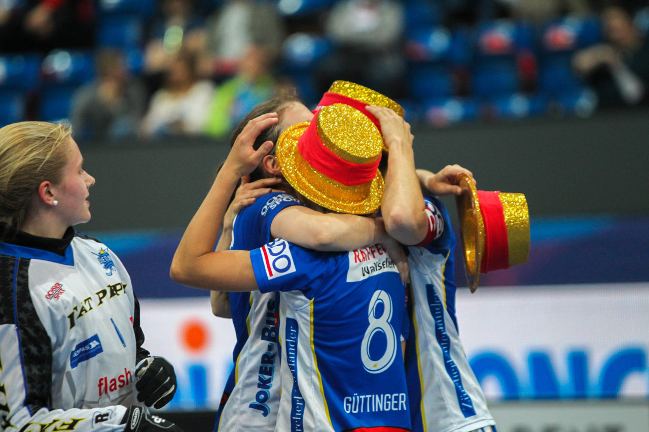 SWISS Arena (Kloten), 22.04.2017, Unihockey Damen NLA Superfinal, UHC Dietlikon - piranha chur, Kollektiver Jubel über den Schweizermeister Titel

(Claudio Schwarz, unihockey-fotos.ch)

Copyright: Claudio Schwarz, unihockey-fotos.ch – Dieses Bild wurde durch swiss unihockey lizenziert und darf ausschliesslich auf den Online-Kanälen von swiss unihockey verwendet werden. Die redaktionelle oder kommerzielle Nutzung durch Dritte (Medien, Vereine, Unternehmen oder Privatpersonen) per Download von diesem flickr-Account ist ausgeschlossen. Das Bild kann bei Interesse via unihockey-fotos.ch kostenpflichtig lizenziert werden. unihockey-fotos.ch behält sich vor, fehlbaren Medien, Vereinen, Unternehmen oder Privatpersonen Bilder mit einem Zuschlag in Rechnung zu stellen.