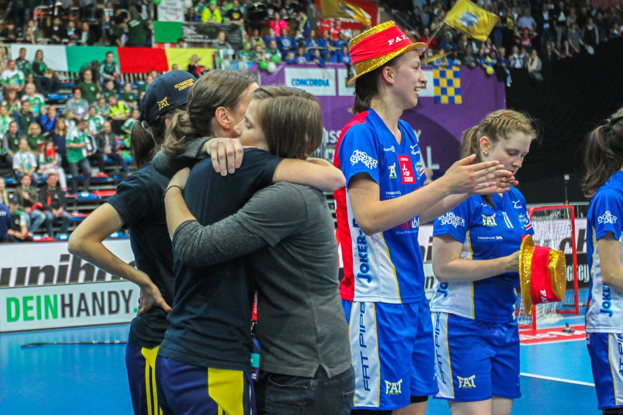 SWISS Arena (Kloten), 22.04.2017, Unihockey Damen NLA Superfinal, UHC Dietlikon - piranha chur, Cheftrainerin Simone Berner umarmt Natalie Stadelmann

(Claudio Schwarz, unihockey-fotos.ch)

Copyright: Claudio Schwarz, unihockey-fotos.ch – Dieses Bild wurde durch swiss unihockey lizenziert und darf ausschliesslich auf den Online-Kanälen von swiss unihockey verwendet werden. Die redaktionelle oder kommerzielle Nutzung durch Dritte (Medien, Vereine, Unternehmen oder Privatpersonen) per Download von diesem flickr-Account ist ausgeschlossen. Das Bild kann bei Interesse via unihockey-fotos.ch kostenpflichtig lizenziert werden. unihockey-fotos.ch behält sich vor, fehlbaren Medien, Vereinen, Unternehmen oder Privatpersonen Bilder mit einem Zuschlag in Rechnung zu stellen.
