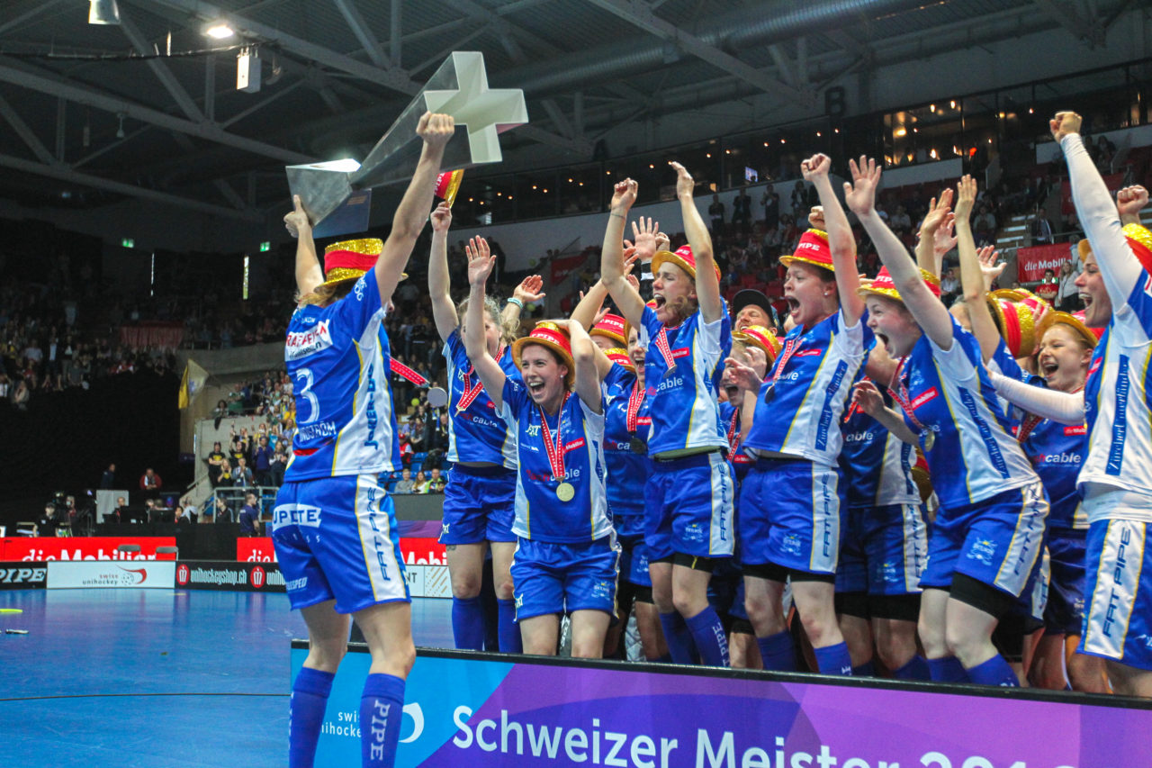 SWISS Arena (Kloten), 22.04.2017, Unihockey Damen NLA Superfinal, UHC Dietlikon - piranha chur, Pokalübergabe UHC Dietlikon

(Claudio Schwarz, unihockey-fotos.ch)

Copyright: Claudio Schwarz, unihockey-fotos.ch – Dieses Bild wurde durch swiss unihockey lizenziert und darf ausschliesslich auf den Online-Kanälen von swiss unihockey verwendet werden. Die redaktionelle oder kommerzielle Nutzung durch Dritte (Medien, Vereine, Unternehmen oder Privatpersonen) per Download von diesem flickr-Account ist ausgeschlossen. Das Bild kann bei Interesse via unihockey-fotos.ch kostenpflichtig lizenziert werden. unihockey-fotos.ch behält sich vor, fehlbaren Medien, Vereinen, Unternehmen oder Privatpersonen Bilder mit einem Zuschlag in Rechnung zu stellen.