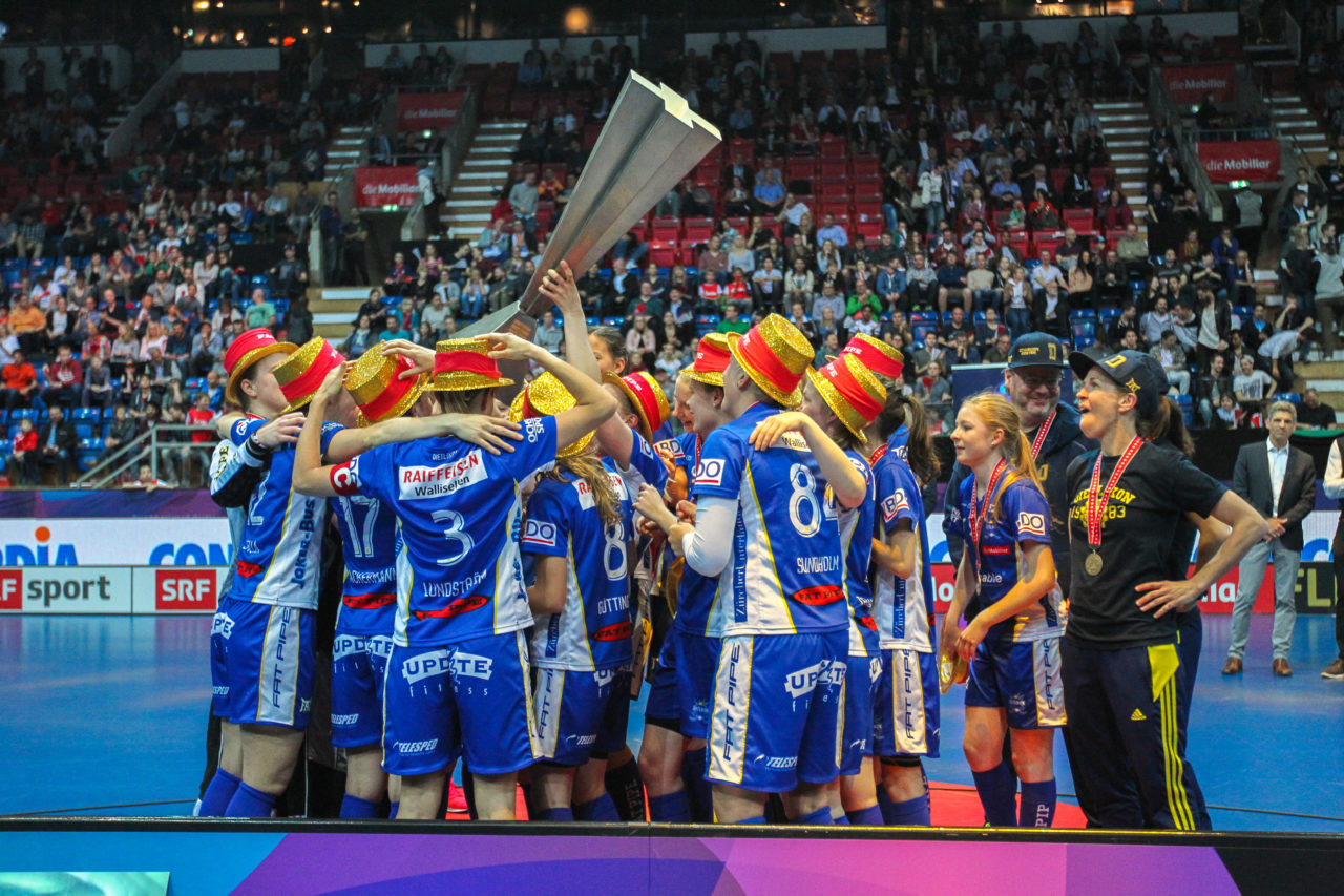 SWISS Arena (Kloten), 22.04.2017, Unihockey Damen NLA Superfinal, UHC Dietlikon - piranha chur, Pokalübergabe UHC Dietlikon

(Claudio Schwarz, unihockey-fotos.ch)

Copyright: Claudio Schwarz, unihockey-fotos.ch – Dieses Bild wurde durch swiss unihockey lizenziert und darf ausschliesslich auf den Online-Kanälen von swiss unihockey verwendet werden. Die redaktionelle oder kommerzielle Nutzung durch Dritte (Medien, Vereine, Unternehmen oder Privatpersonen) per Download von diesem flickr-Account ist ausgeschlossen. Das Bild kann bei Interesse via unihockey-fotos.ch kostenpflichtig lizenziert werden. unihockey-fotos.ch behält sich vor, fehlbaren Medien, Vereinen, Unternehmen oder Privatpersonen Bilder mit einem Zuschlag in Rechnung zu stellen.