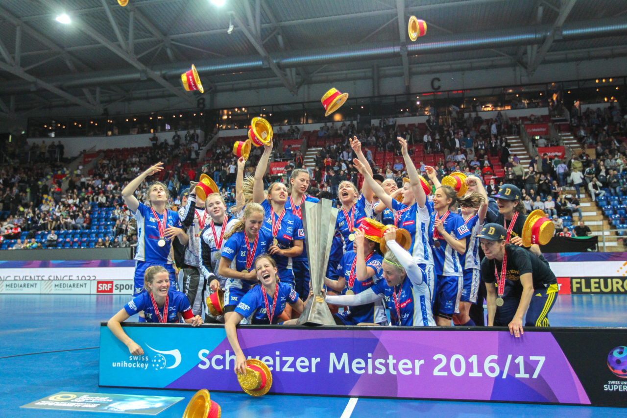 SWISS Arena (Kloten), 22.04.2017, Unihockey Damen NLA Superfinal, UHC Dietlikon - piranha chur, Siegerbild UHC Dietlikon

(Claudio Schwarz, unihockey-fotos.ch)

Copyright: Claudio Schwarz, unihockey-fotos.ch – Dieses Bild wurde durch swiss unihockey lizenziert und darf ausschliesslich auf den Online-Kanälen von swiss unihockey verwendet werden. Die redaktionelle oder kommerzielle Nutzung durch Dritte (Medien, Vereine, Unternehmen oder Privatpersonen) per Download von diesem flickr-Account ist ausgeschlossen. Das Bild kann bei Interesse via unihockey-fotos.ch kostenpflichtig lizenziert werden. unihockey-fotos.ch behält sich vor, fehlbaren Medien, Vereinen, Unternehmen oder Privatpersonen Bilder mit einem Zuschlag in Rechnung zu stellen.