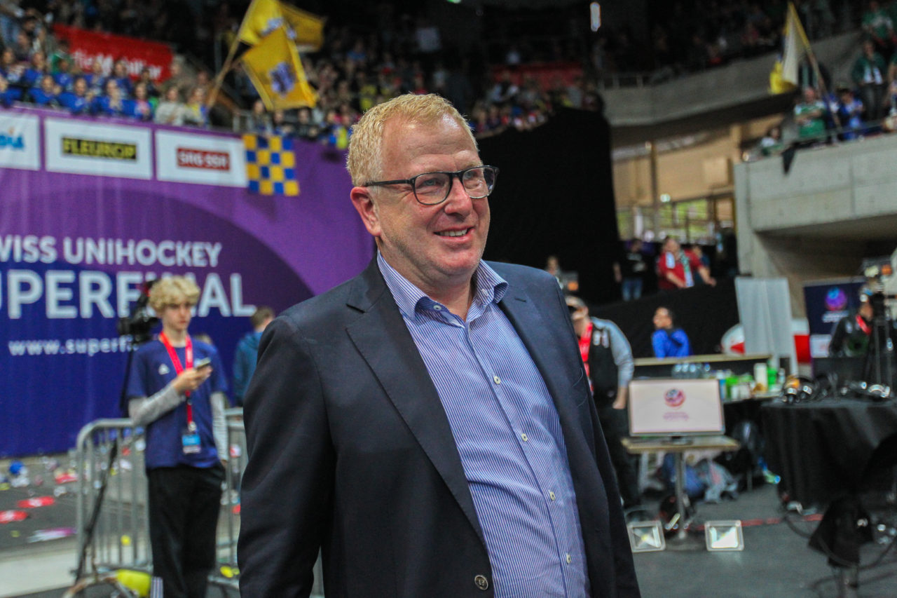 SWISS Arena (Kloten), 22.04.2017, Unihockey Damen NLA Superfinal, UHC Dietlikon - piranha chur, ein glücklicher Präsident Andi Rebsamen

(Claudio Schwarz, unihockey-fotos.ch)

Copyright: Claudio Schwarz, unihockey-fotos.ch – Dieses Bild wurde durch swiss unihockey lizenziert und darf ausschliesslich auf den Online-Kanälen von swiss unihockey verwendet werden. Die redaktionelle oder kommerzielle Nutzung durch Dritte (Medien, Vereine, Unternehmen oder Privatpersonen) per Download von diesem flickr-Account ist ausgeschlossen. Das Bild kann bei Interesse via unihockey-fotos.ch kostenpflichtig lizenziert werden. unihockey-fotos.ch behält sich vor, fehlbaren Medien, Vereinen, Unternehmen oder Privatpersonen Bilder mit einem Zuschlag in Rechnung zu stellen.