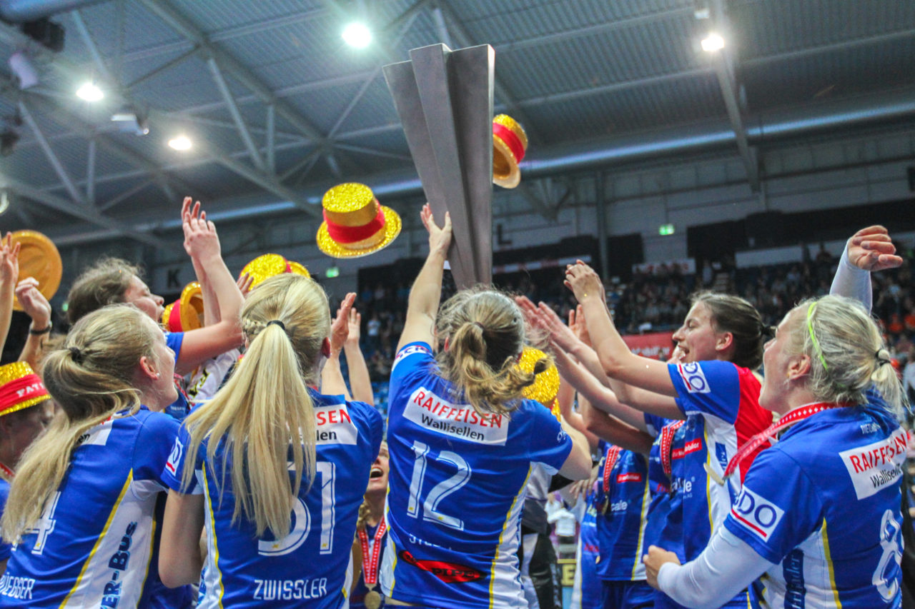 SWISS Arena (Kloten), 22.04.2017, Unihockey Damen NLA Superfinal, UHC Dietlikon - piranha chur, Kollektiver Jubel UHC Dietlikon

(Claudio Schwarz, unihockey-fotos.ch)

Copyright: Claudio Schwarz, unihockey-fotos.ch – Dieses Bild wurde durch swiss unihockey lizenziert und darf ausschliesslich auf den Online-Kanälen von swiss unihockey verwendet werden. Die redaktionelle oder kommerzielle Nutzung durch Dritte (Medien, Vereine, Unternehmen oder Privatpersonen) per Download von diesem flickr-Account ist ausgeschlossen. Das Bild kann bei Interesse via unihockey-fotos.ch kostenpflichtig lizenziert werden. unihockey-fotos.ch behält sich vor, fehlbaren Medien, Vereinen, Unternehmen oder Privatpersonen Bilder mit einem Zuschlag in Rechnung zu stellen.