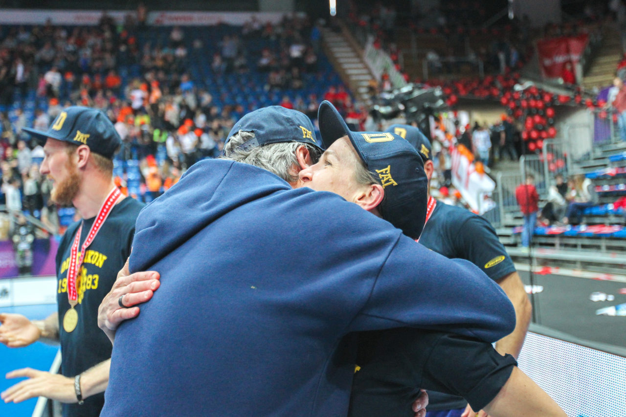 SWISS Arena (Kloten), 22.04.2017, Unihockey Damen NLA Superfinal, UHC Dietlikon - piranha chur, Thomas Wetter umarmt Simone Berner

(Claudio Schwarz, unihockey-fotos.ch)

Copyright: Claudio Schwarz, unihockey-fotos.ch – Dieses Bild wurde durch swiss unihockey lizenziert und darf ausschliesslich auf den Online-Kanälen von swiss unihockey verwendet werden. Die redaktionelle oder kommerzielle Nutzung durch Dritte (Medien, Vereine, Unternehmen oder Privatpersonen) per Download von diesem flickr-Account ist ausgeschlossen. Das Bild kann bei Interesse via unihockey-fotos.ch kostenpflichtig lizenziert werden. unihockey-fotos.ch behält sich vor, fehlbaren Medien, Vereinen, Unternehmen oder Privatpersonen Bilder mit einem Zuschlag in Rechnung zu stellen.