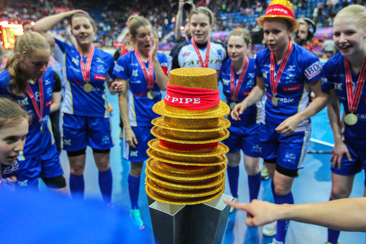 SWISS Arena (Kloten), 22.04.2017, Unihockey Damen NLA Superfinal, UHC Dietlikon - piranha chur, Meisterkübel UHC Dietlikon

(Claudio Schwarz, unihockey-fotos.ch)

Copyright: Claudio Schwarz, unihockey-fotos.ch – Dieses Bild wurde durch swiss unihockey lizenziert und darf ausschliesslich auf den Online-Kanälen von swiss unihockey verwendet werden. Die redaktionelle oder kommerzielle Nutzung durch Dritte (Medien, Vereine, Unternehmen oder Privatpersonen) per Download von diesem flickr-Account ist ausgeschlossen. Das Bild kann bei Interesse via unihockey-fotos.ch kostenpflichtig lizenziert werden. unihockey-fotos.ch behält sich vor, fehlbaren Medien, Vereinen, Unternehmen oder Privatpersonen Bilder mit einem Zuschlag in Rechnung zu stellen.