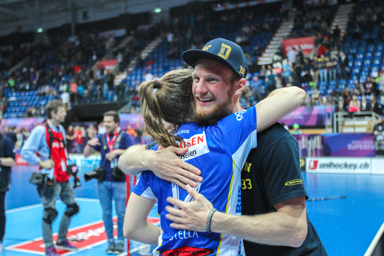 SWISS Arena (Kloten), 22.04.2017, Unihockey Damen NLA Superfinal, UHC Dietlikon - piranha chur, Tanja Stella (Nr. 12, UHC Dietlikon) umarmt Niculin Parli

(Claudio Schwarz, unihockey-fotos.ch)

Copyright: Claudio Schwarz, unihockey-fotos.ch – Dieses Bild wurde durch swiss unihockey lizenziert und darf ausschliesslich auf den Online-Kanälen von swiss unihockey verwendet werden. Die redaktionelle oder kommerzielle Nutzung durch Dritte (Medien, Vereine, Unternehmen oder Privatpersonen) per Download von diesem flickr-Account ist ausgeschlossen. Das Bild kann bei Interesse via unihockey-fotos.ch kostenpflichtig lizenziert werden. unihockey-fotos.ch behält sich vor, fehlbaren Medien, Vereinen, Unternehmen oder Privatpersonen Bilder mit einem Zuschlag in Rechnung zu stellen.